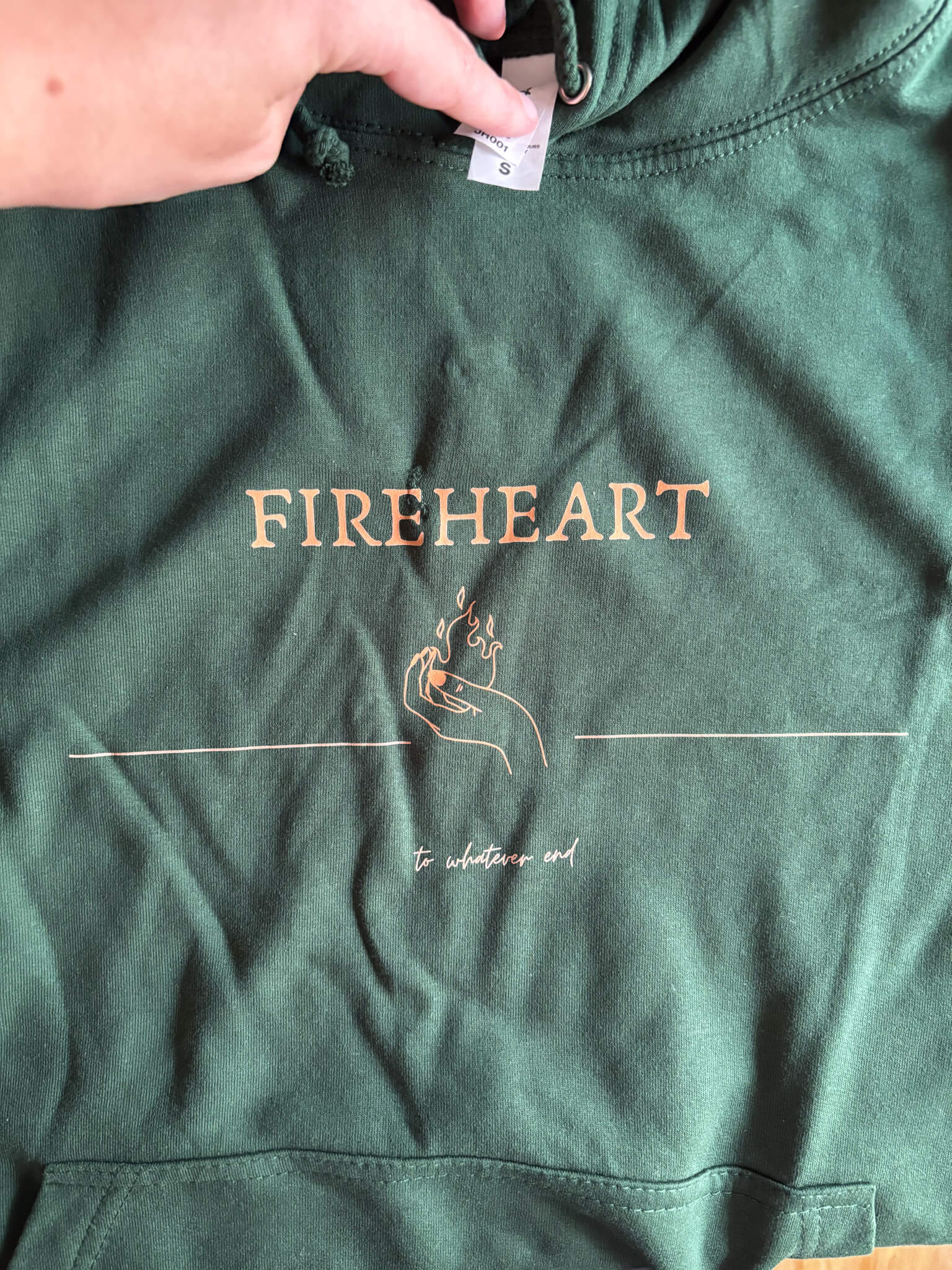 Fireheart Hoodie mit gestopftem Loch in Größe S Mängelexemplar