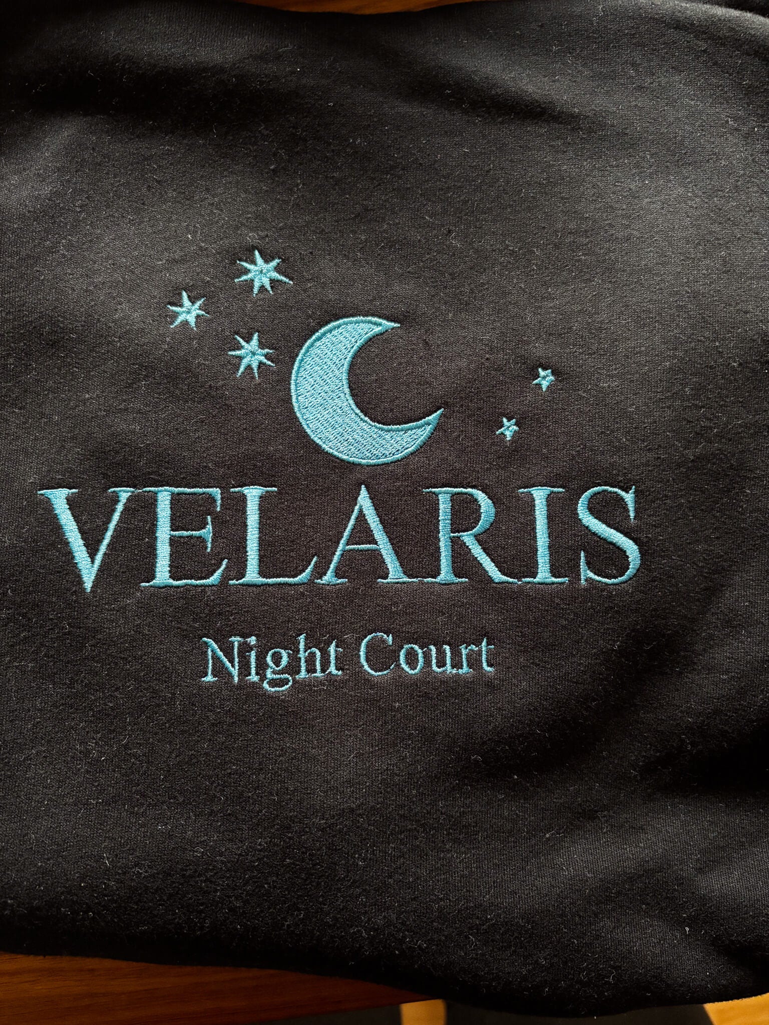 Velaris Hoodie gestickt Schwarz in Größe M mit gestopftem Loch Kapuze