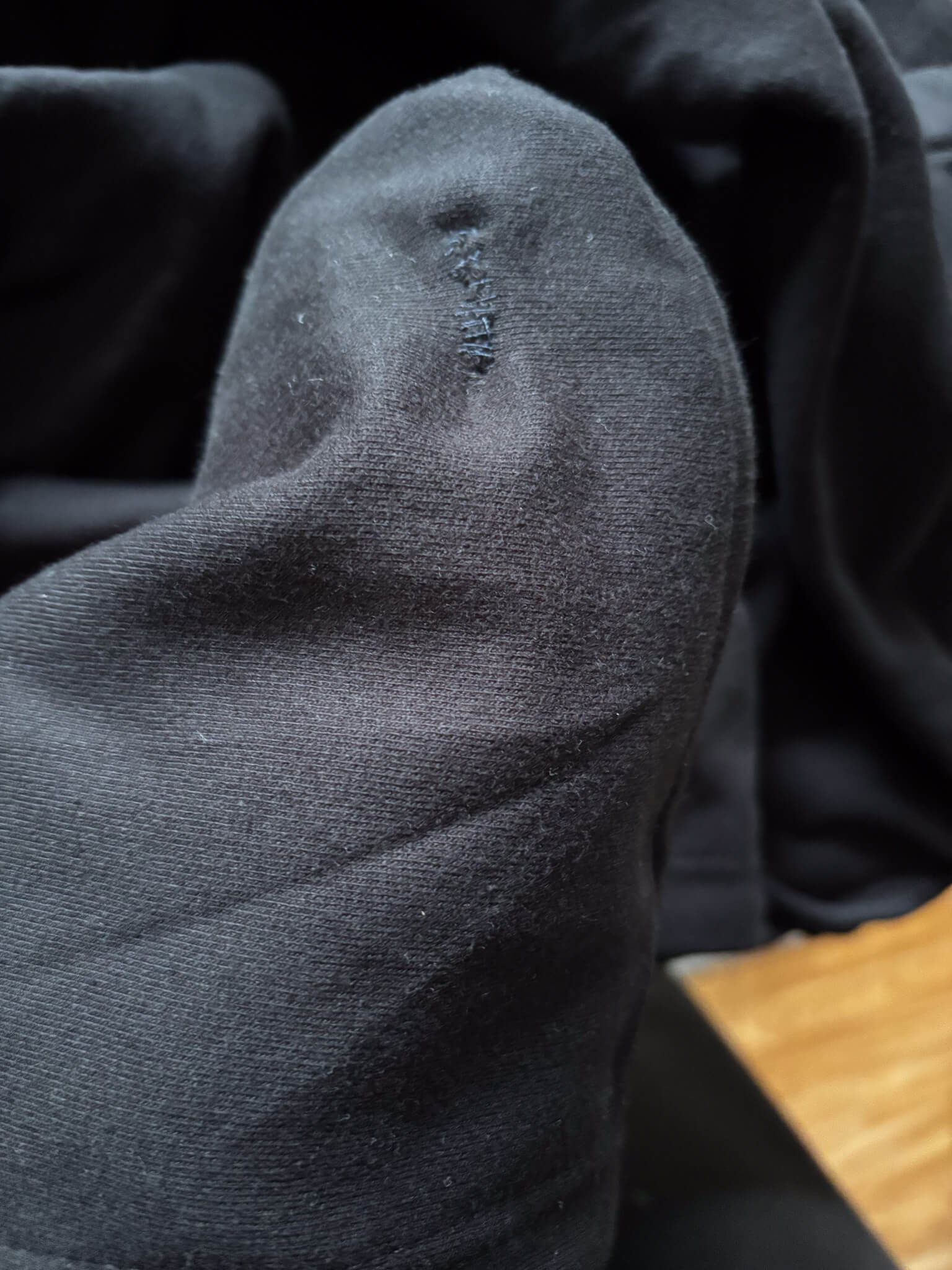 Velaris Hoodie gestickt Schwarz in Größe M mit gestopftem Loch Kapuze