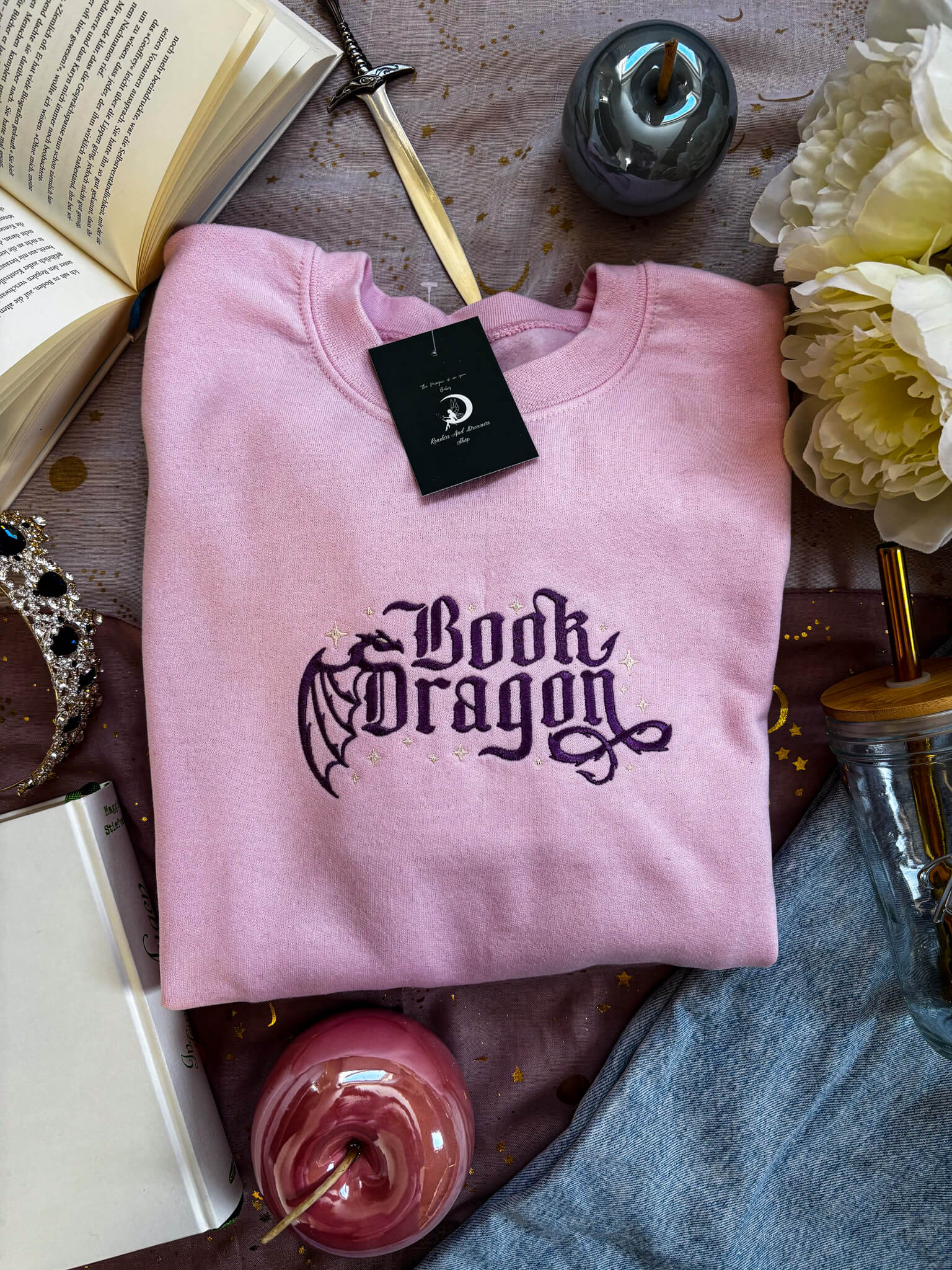 Book Dragon bestickt - Readers and Dreamers Shop