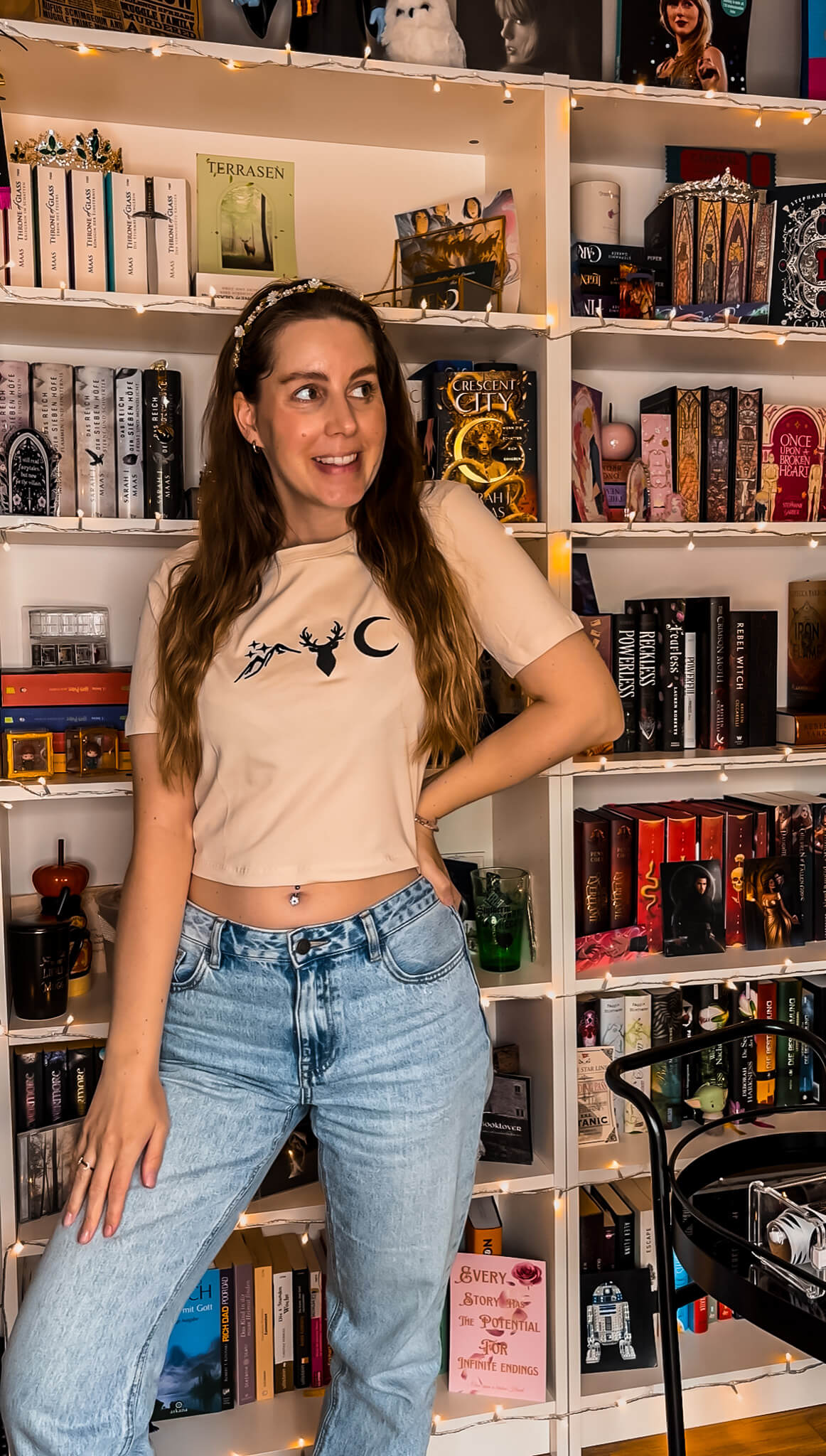 Bookish Universe Cropshirt - Readers and Dreamers Shop