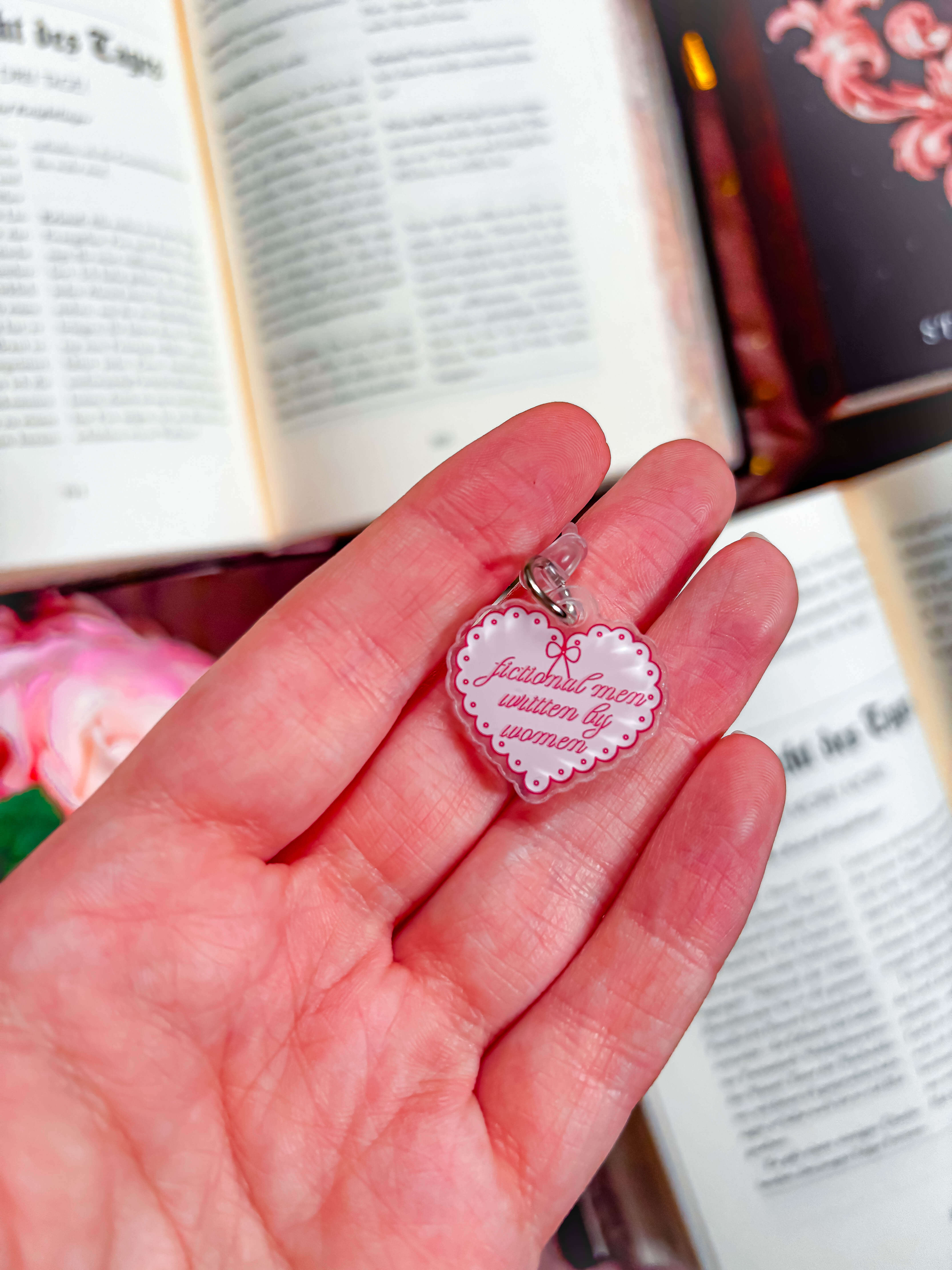 Dustplug Charm „fictional men written by woman“ (LIGHTNING) - Readers and Dreamers Shop