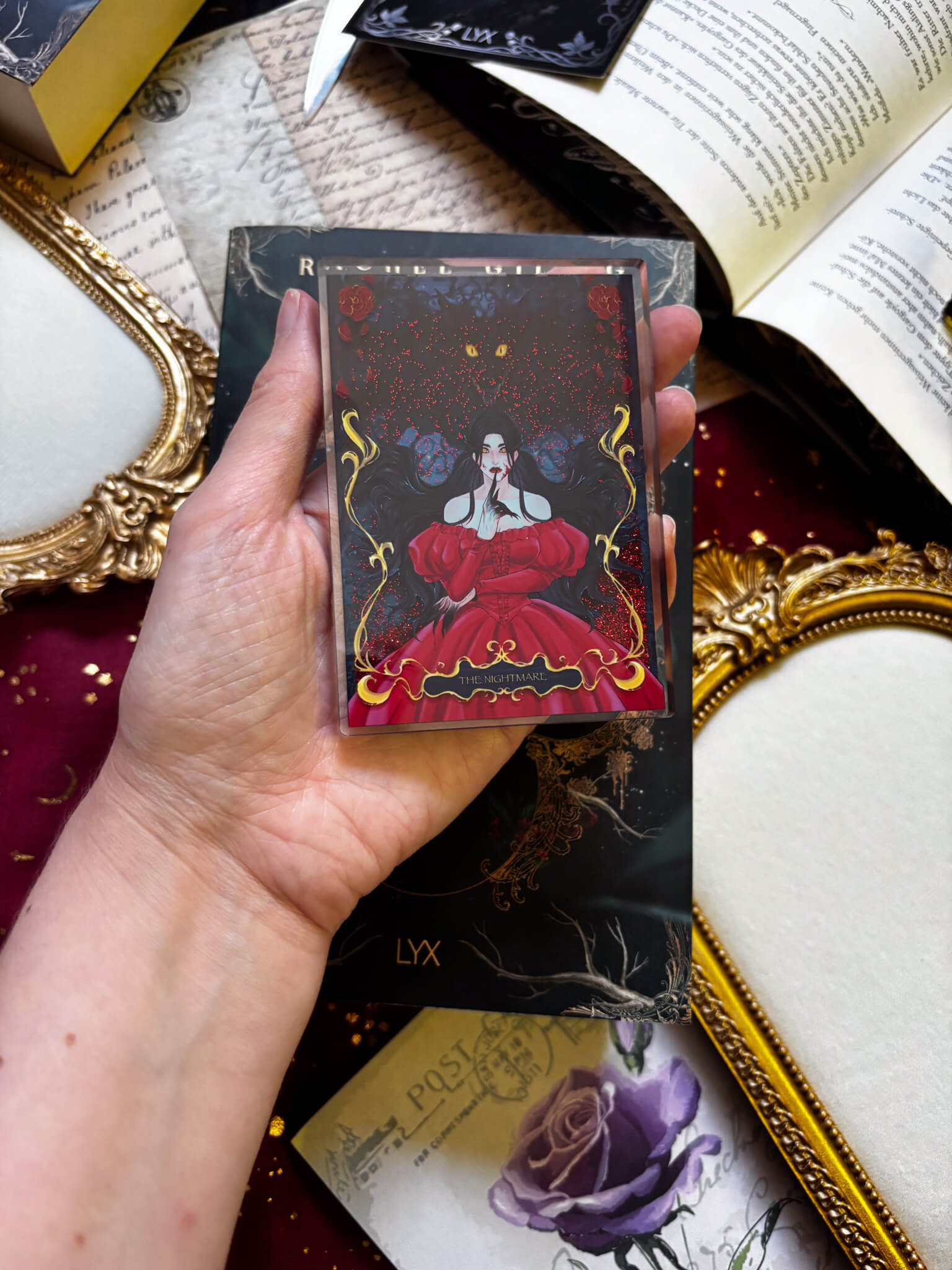 Elspeth and the Nightmare – Liquid Glitter Acrylic Aufsteller - Readers and Dreamers Shop
