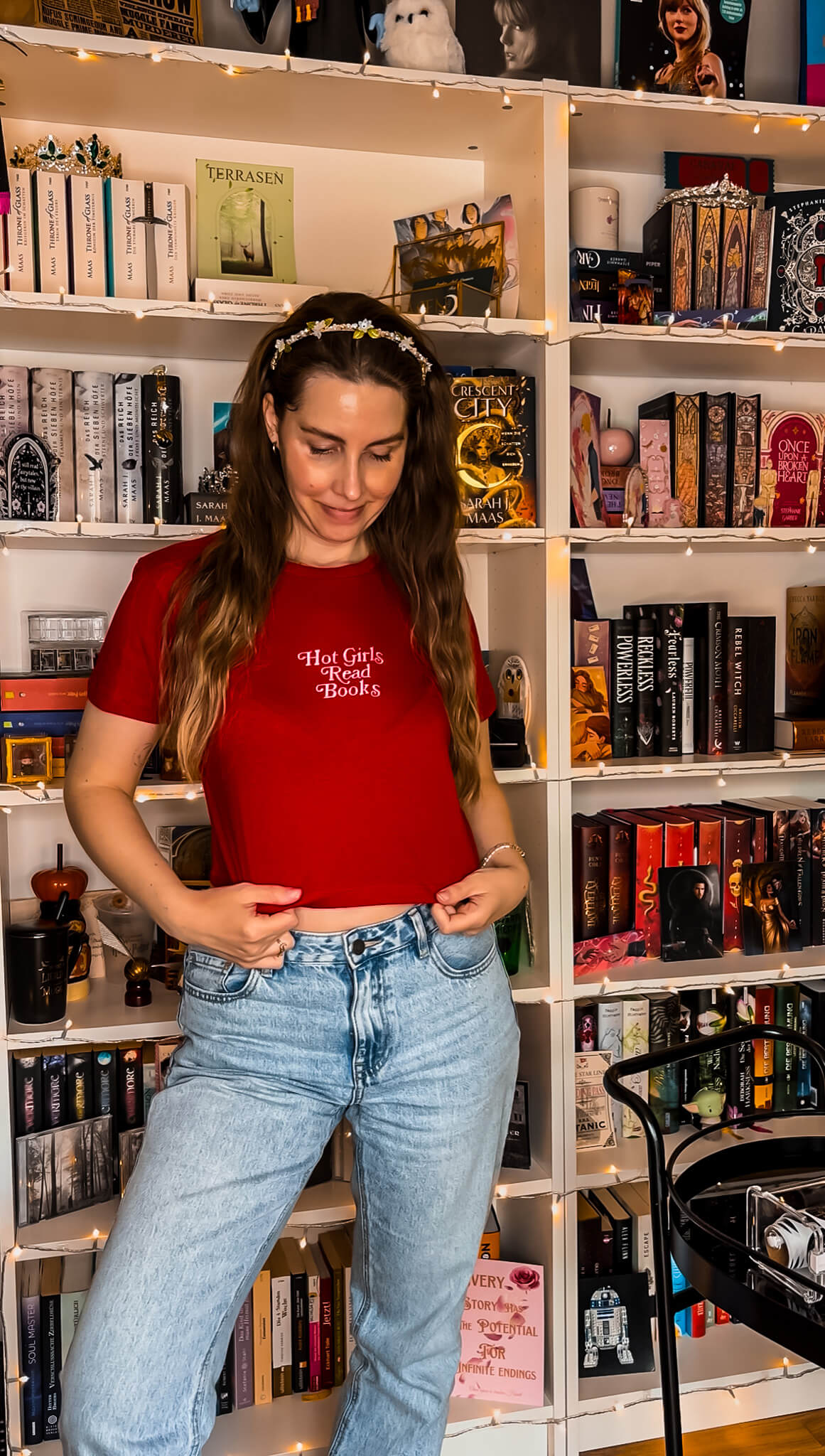 Hot Girls read Books Cropshirt bestickt - Readers and Dreamers Shop