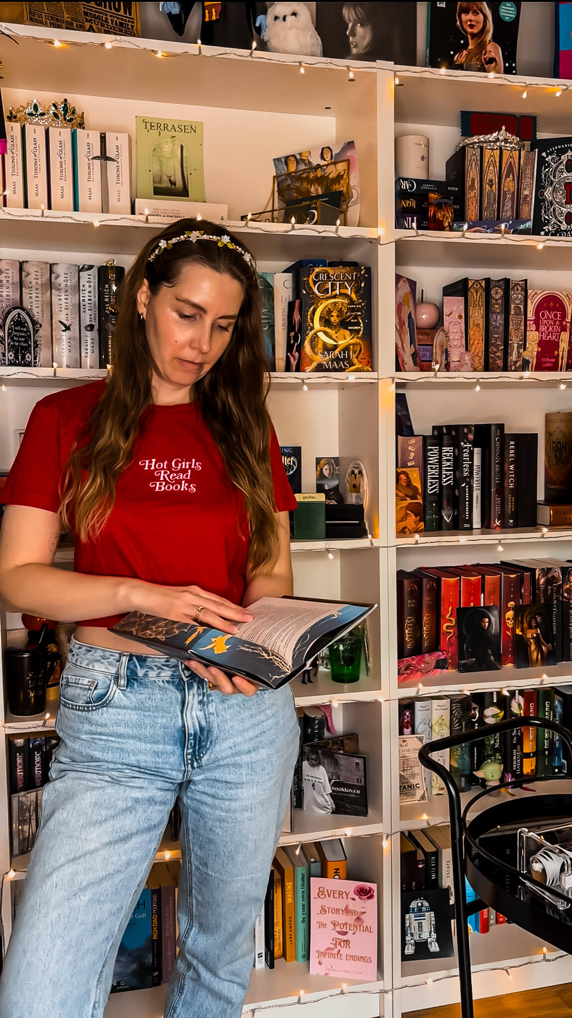 Hot Girls read Books Cropshirt bestickt - Readers and Dreamers Shop