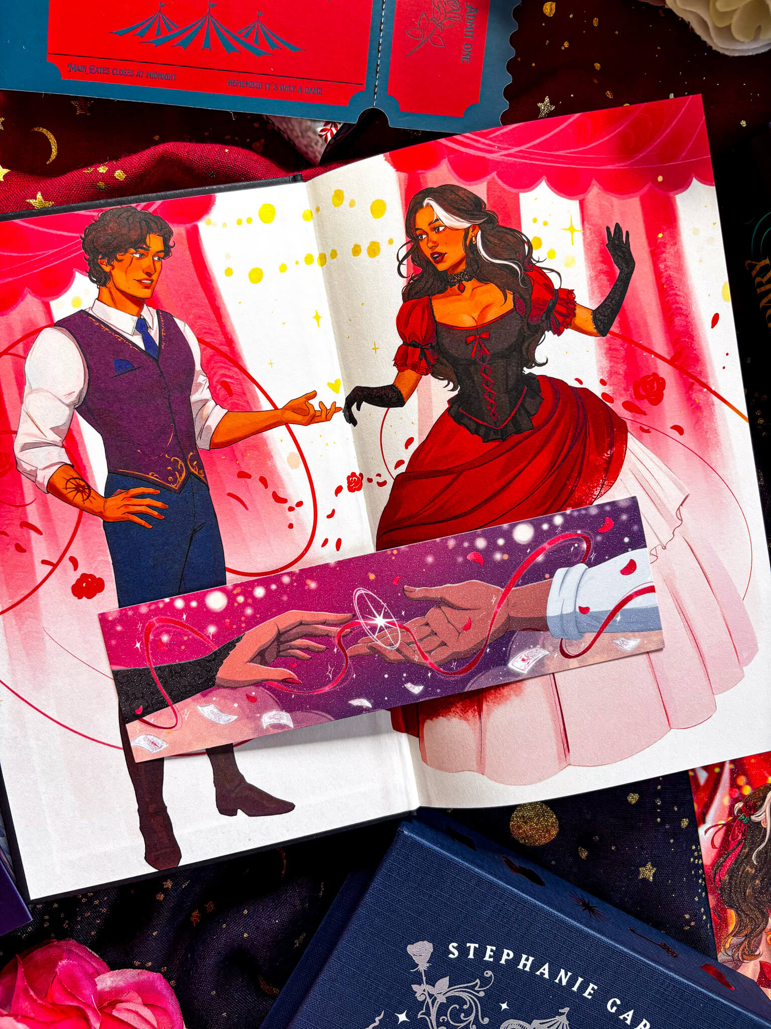 Julian and Scarlett - Touching Hands Lesezeichen - Readers and Dreamers Shop