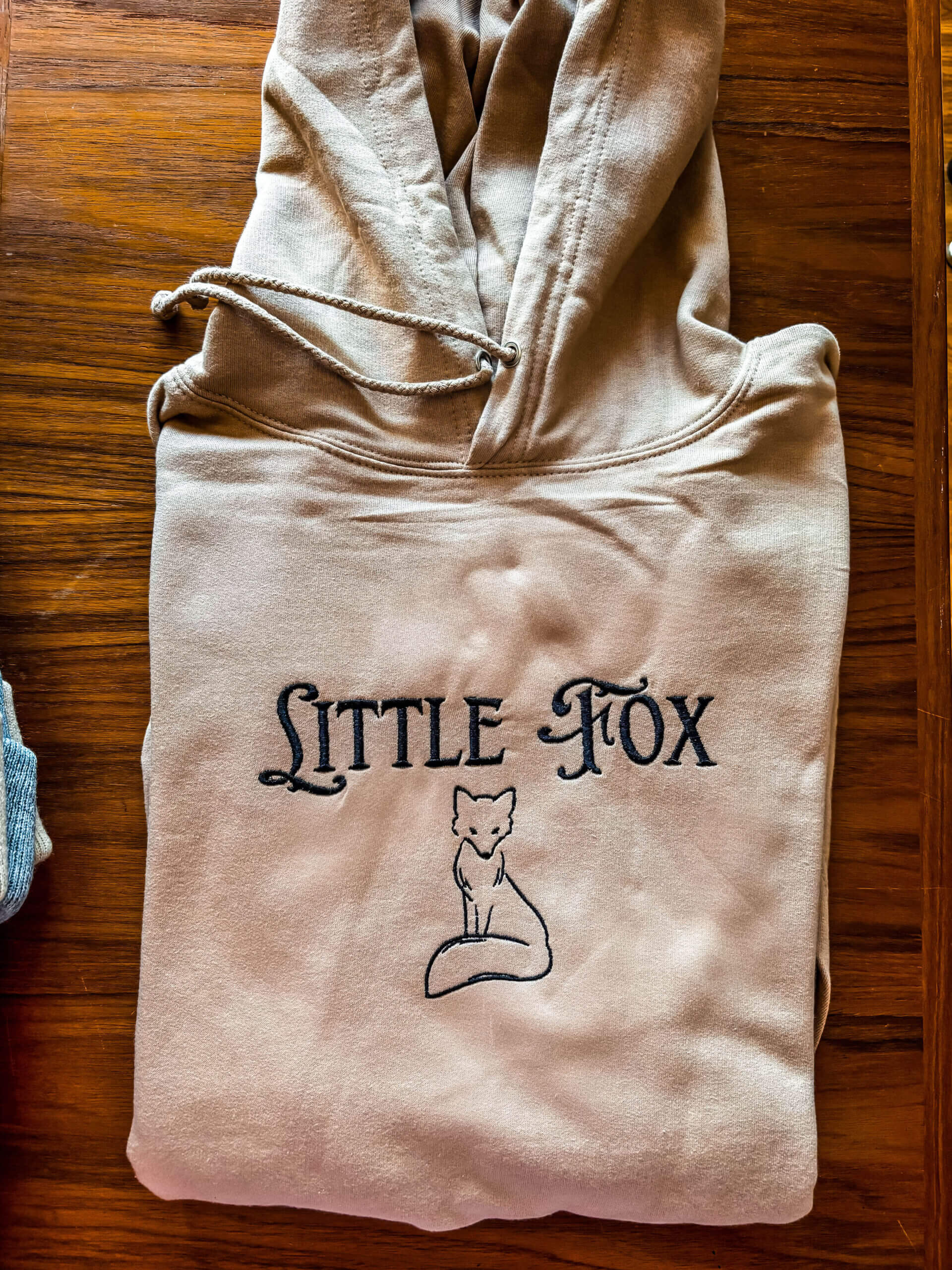Little Fox bestickt Beiger Hoodie Größe XL - Readers and Dreamers Shop