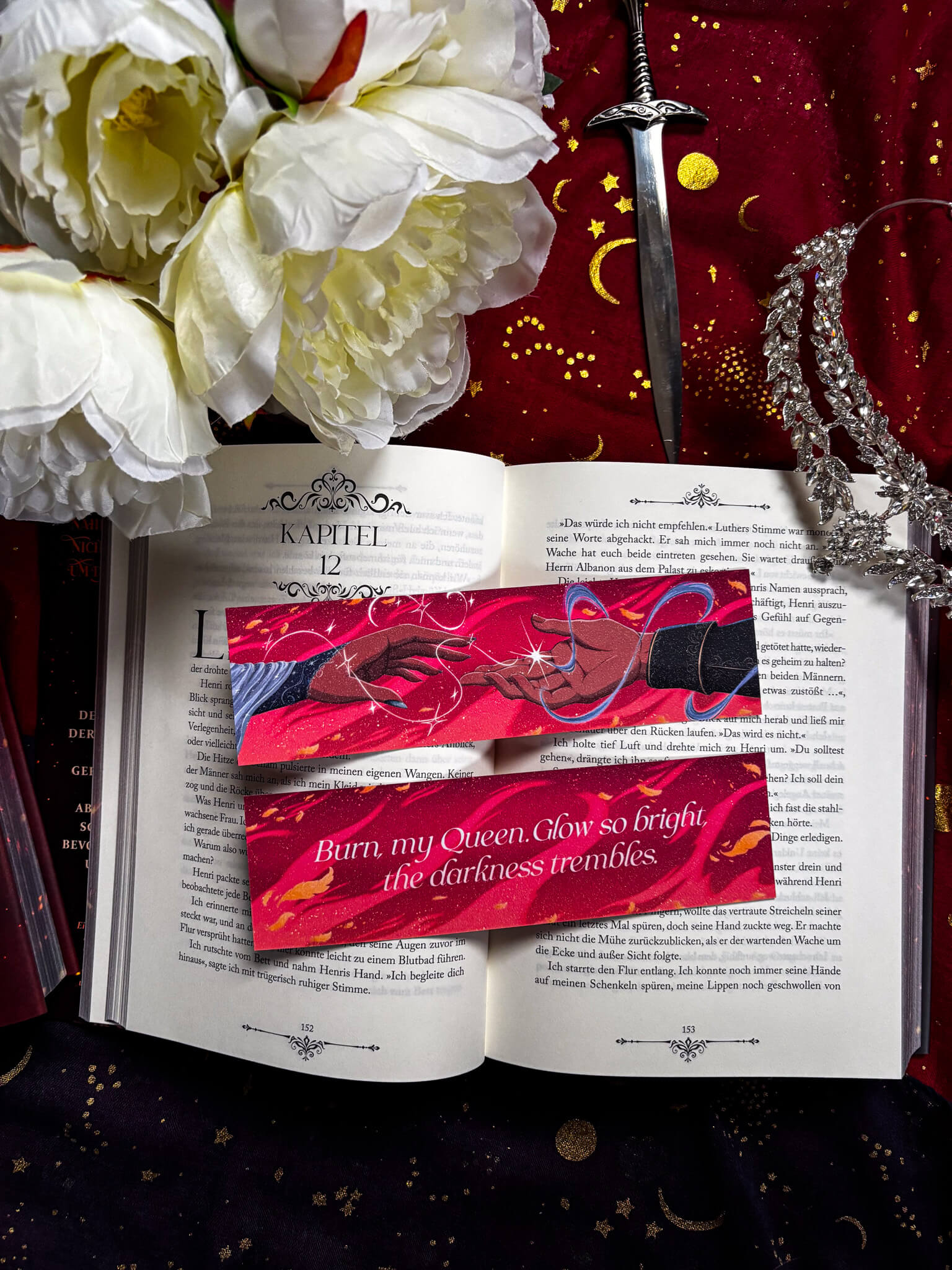 Luther and Diem - Touching Hands Lesezeichen - Readers and Dreamers Shop