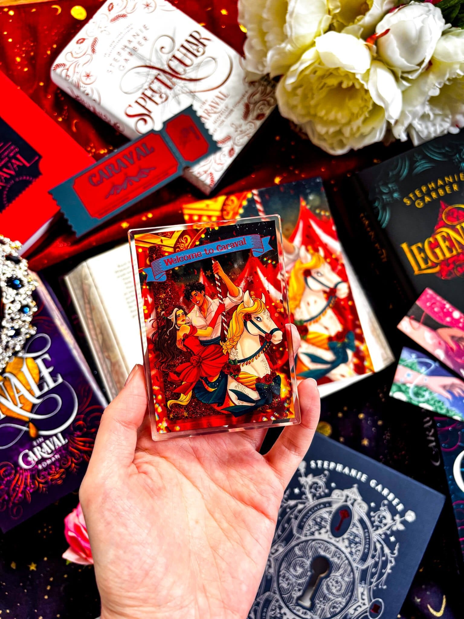 Scarlett and Julian – Liquid Glitter Acrylic Aufsteller - Readers and Dreamers Shop