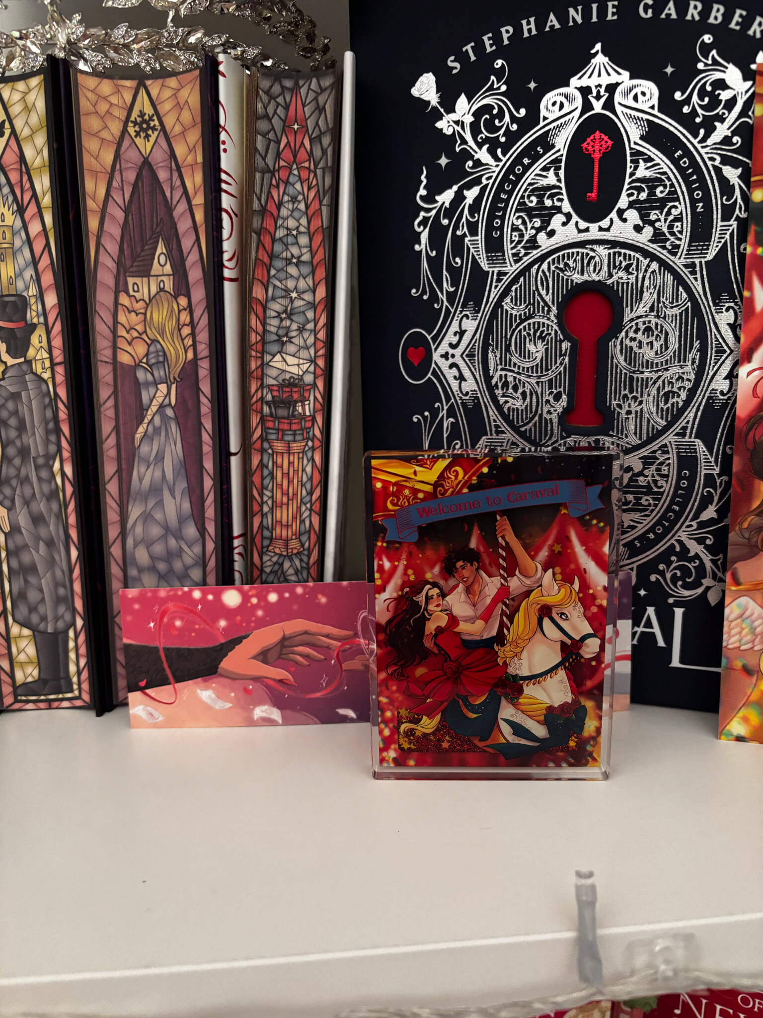 Scarlett and Julian – Liquid Glitter Acrylic Aufsteller - Readers and Dreamers Shop