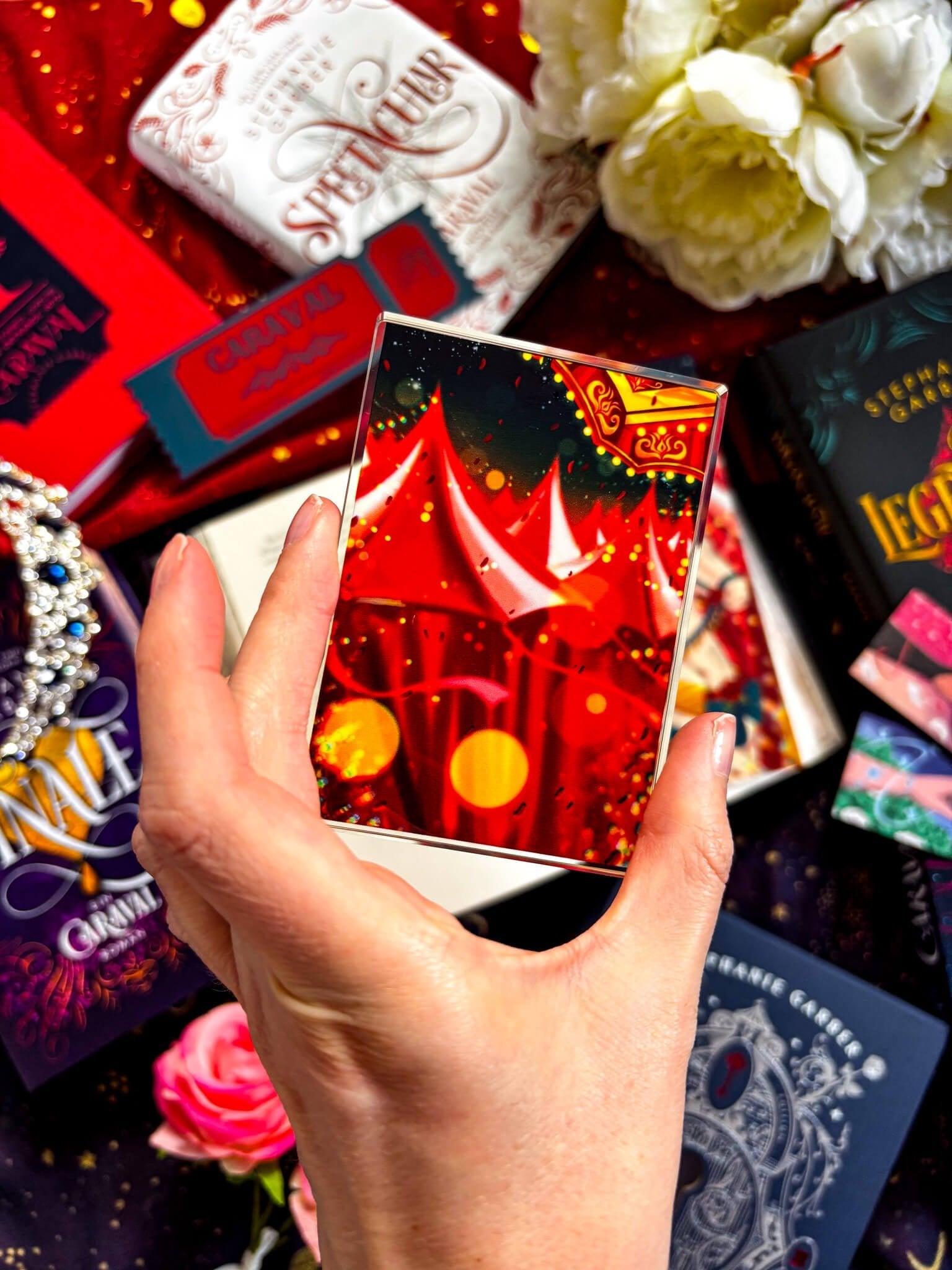 Scarlett and Julian – Liquid Glitter Acrylic Aufsteller - Readers and Dreamers Shop