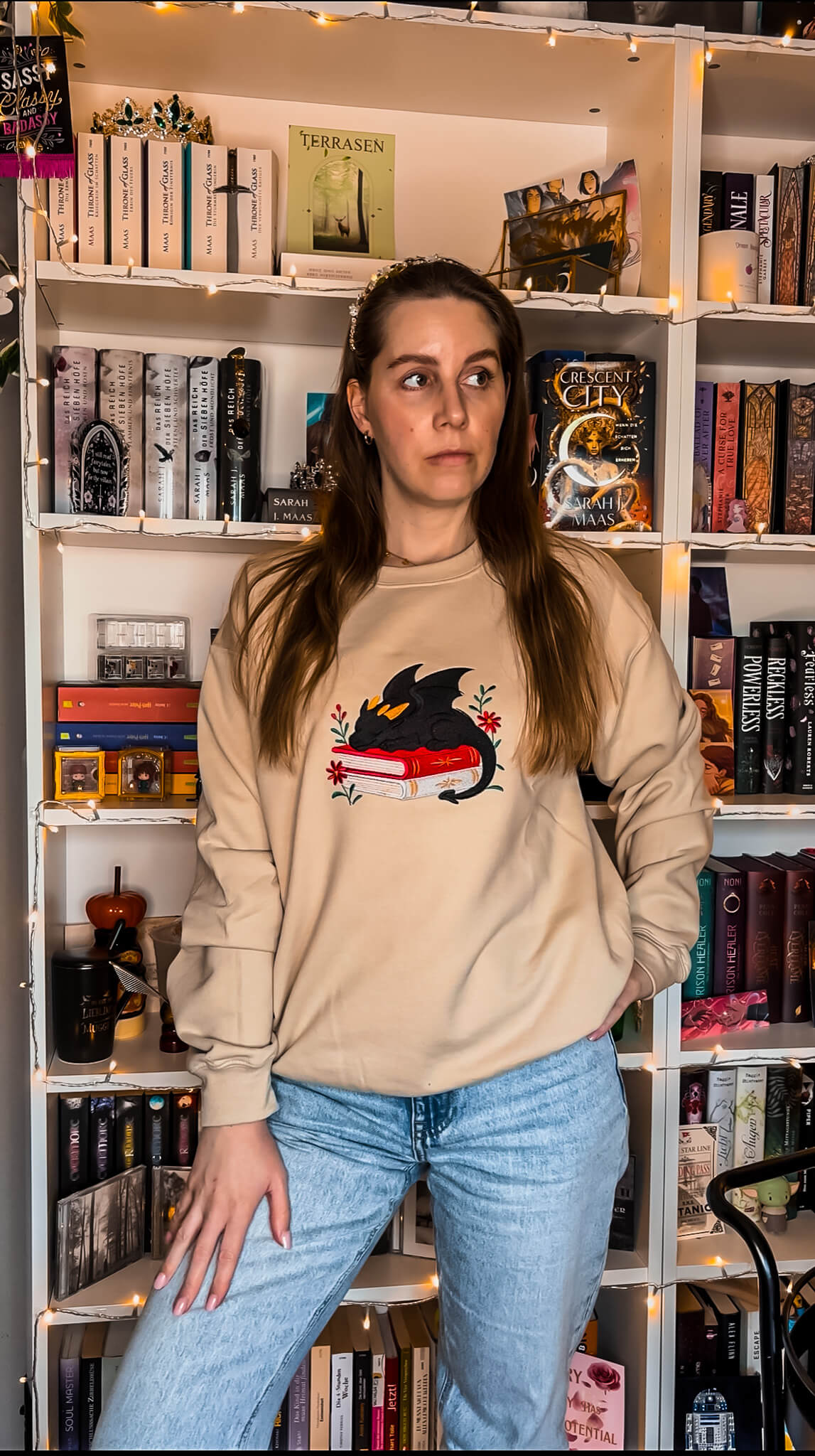 Sleepy Dragon Crewneck bestickt - Readers and Dreamers Shop