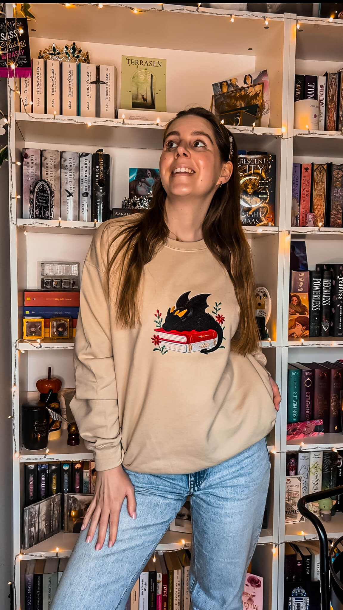 Sleepy Dragon Crewneck bestickt - Readers and Dreamers Shop
