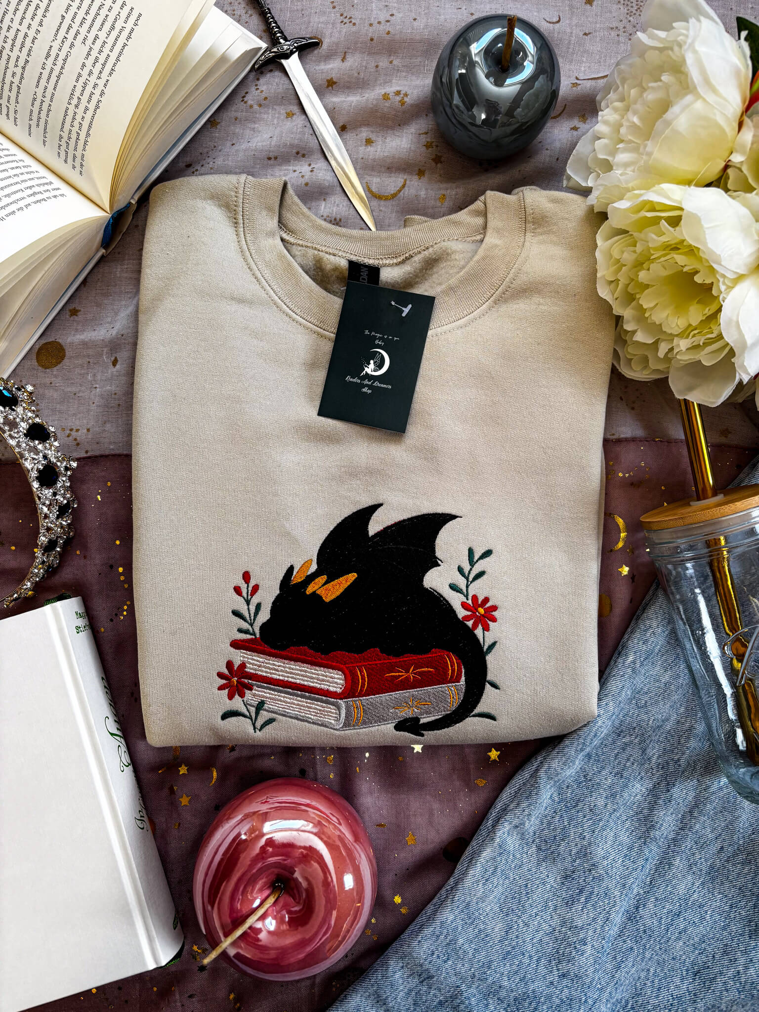 Sleepy Dragon Crewneck bestickt - Readers and Dreamers Shop