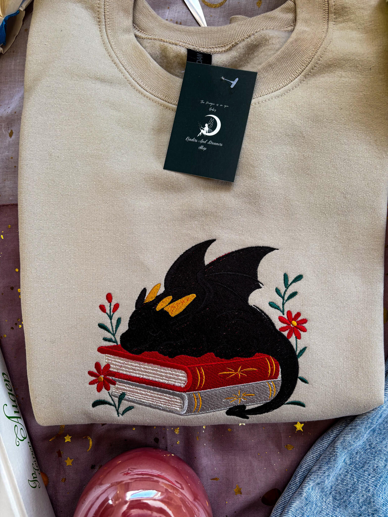 Sleepy Dragon Crewneck bestickt - Readers and Dreamers Shop