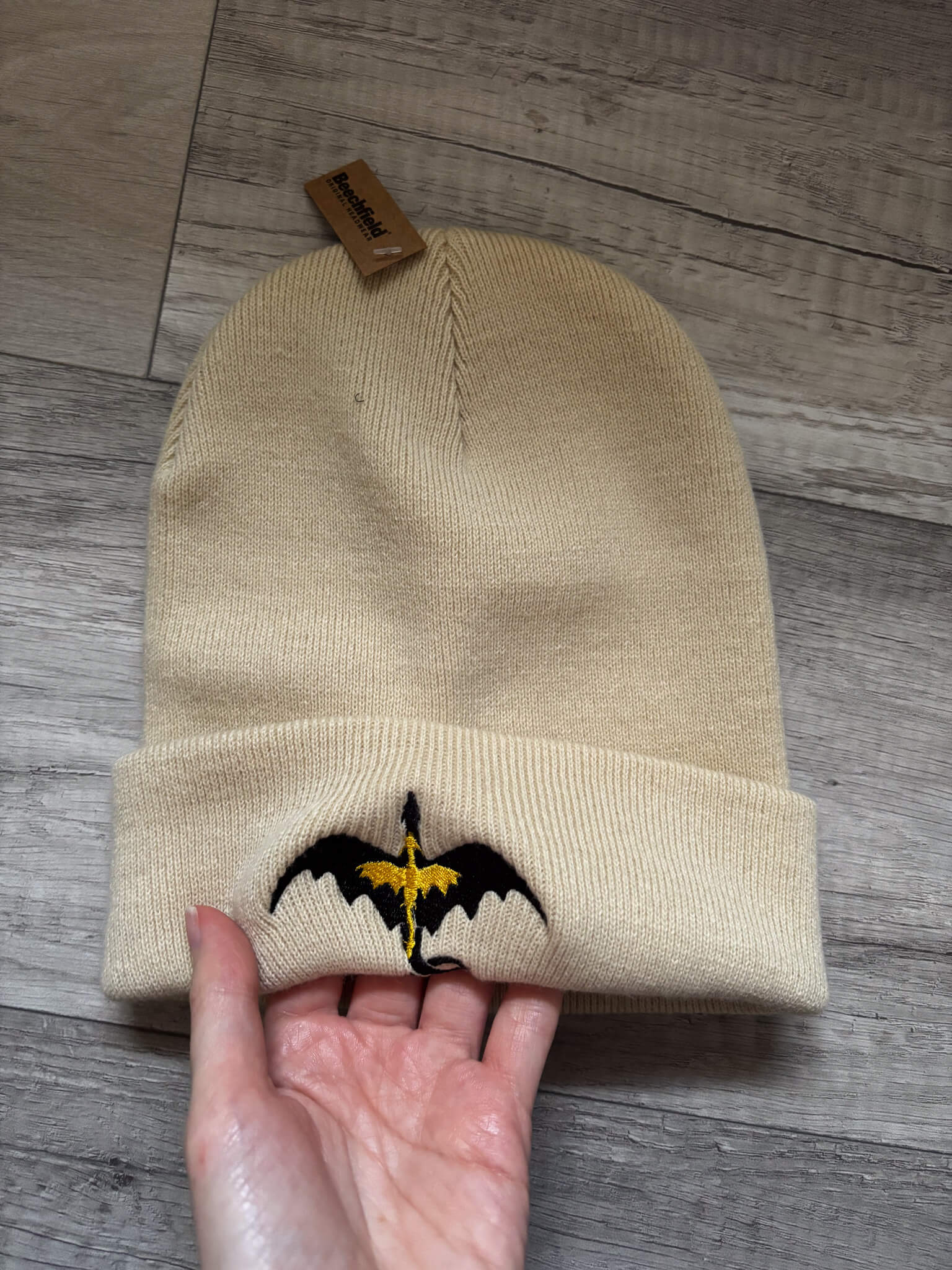 Tairn und Andarna Beanie nicht ganz mittig gestickt - Readers and Dreamers Shop