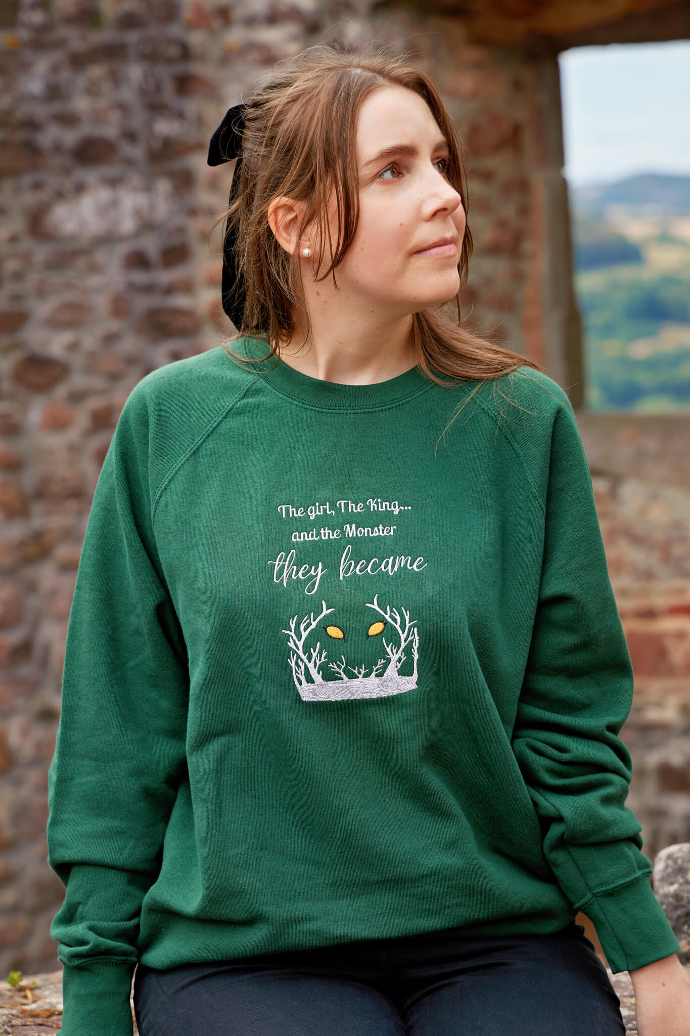 The Girl and the King bestickt - Readers and Dreamers Shop