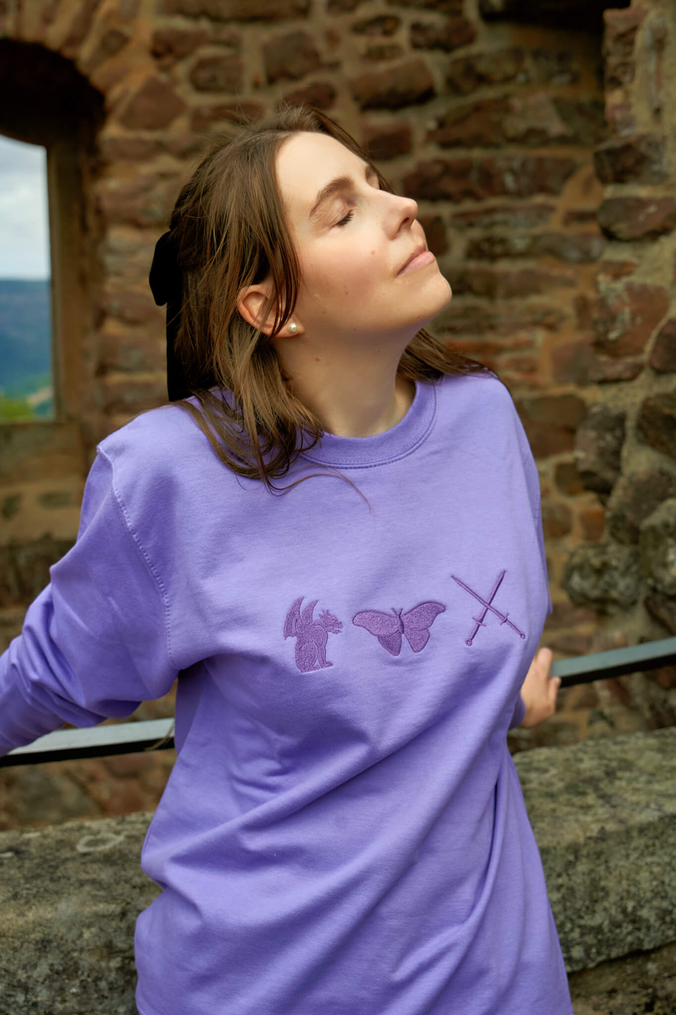 The Knight and the Moth bestickt - Readers and Dreamers Shop