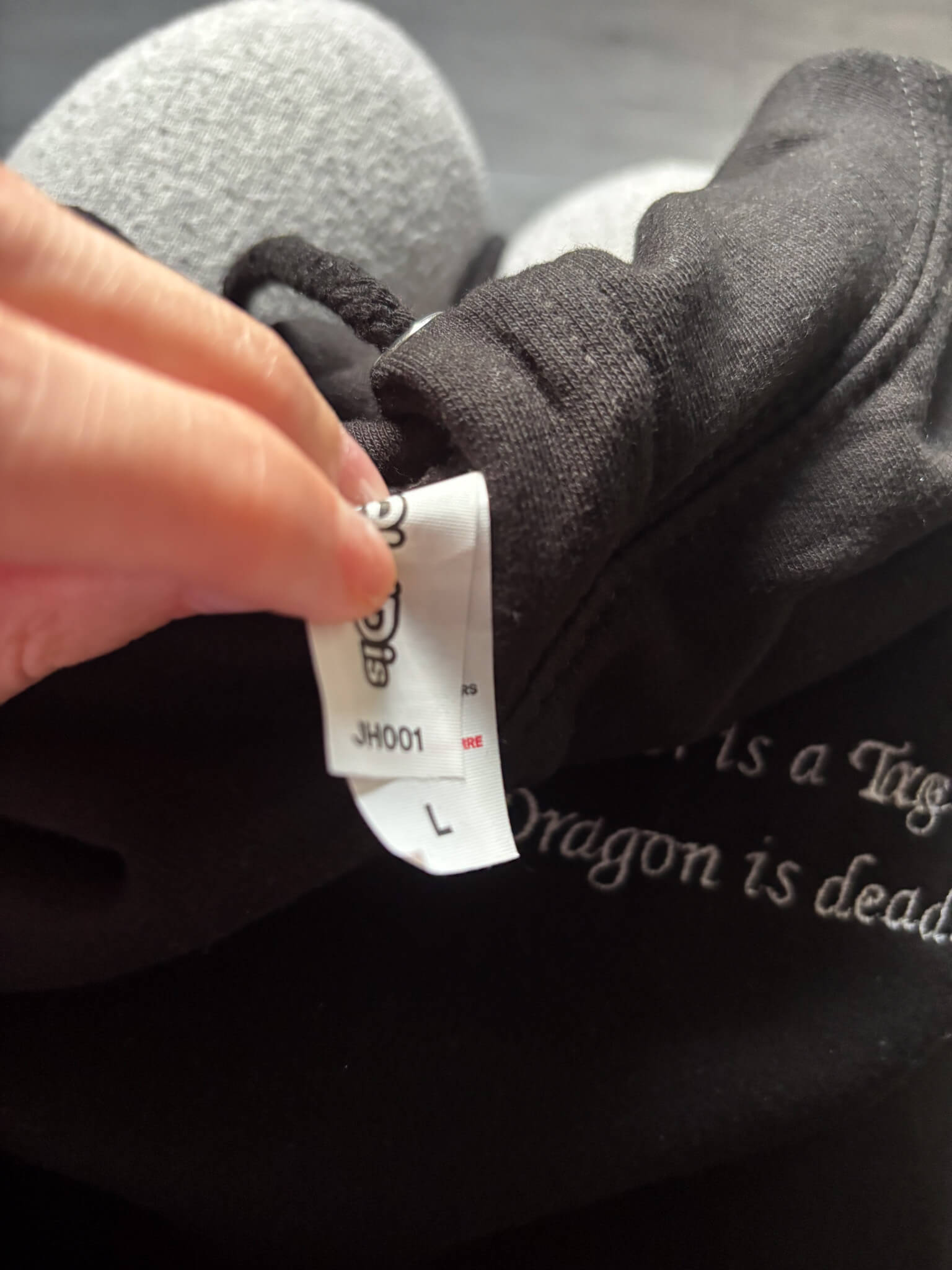 Tragedy Hoodie L Schwarz mit leichtem Stickfehler