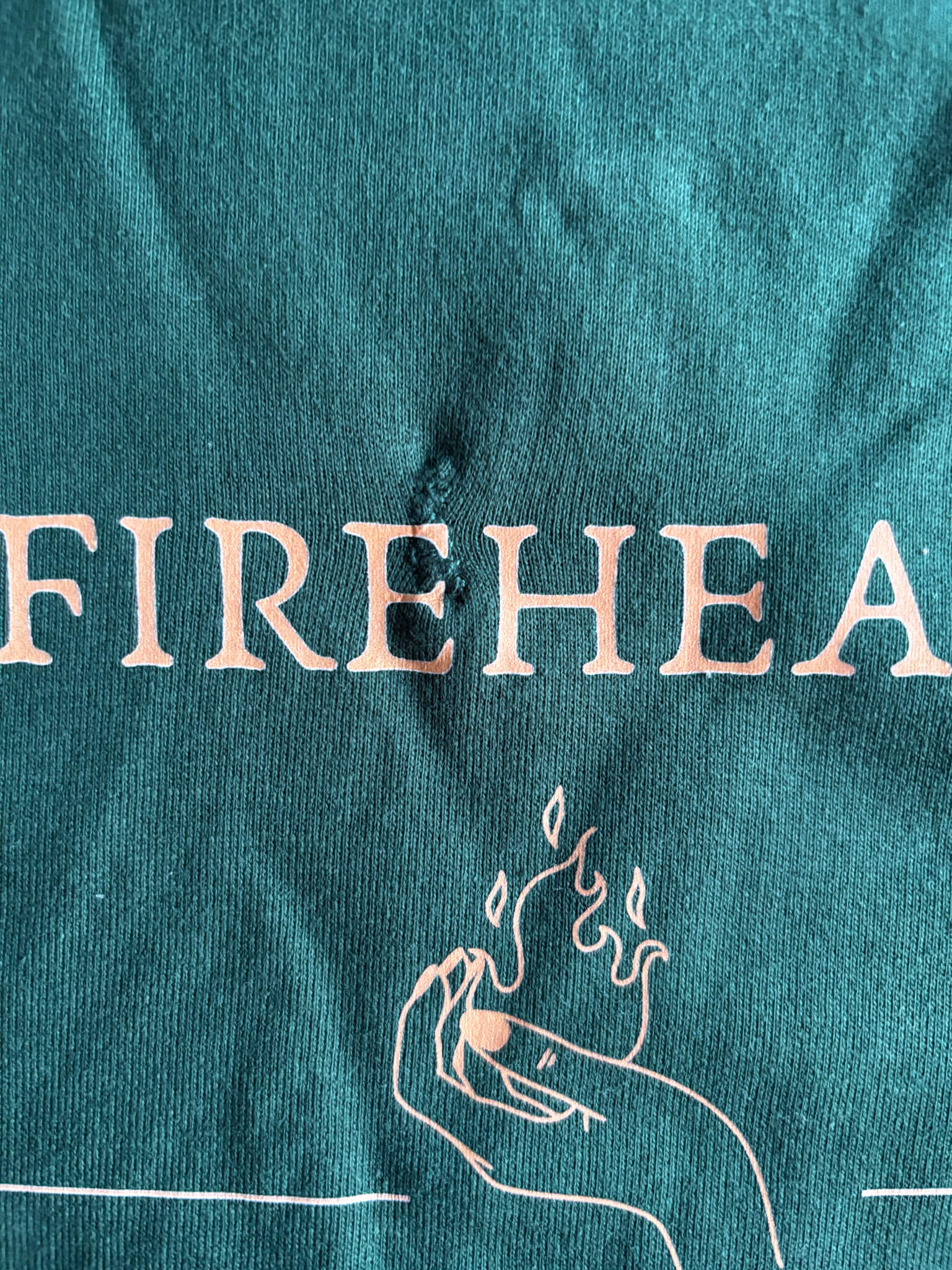 Fireheart Hoodie mit gestopftem Loch in Größe S Mängelexemplar