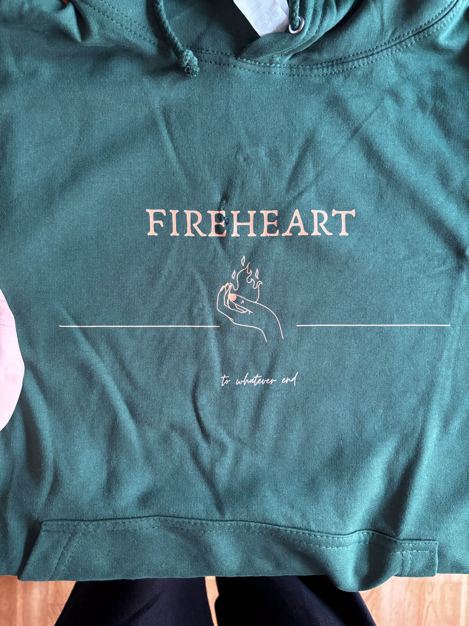Fireheart Hoodie mit gestopftem Loch in Größe S Mängelexemplar