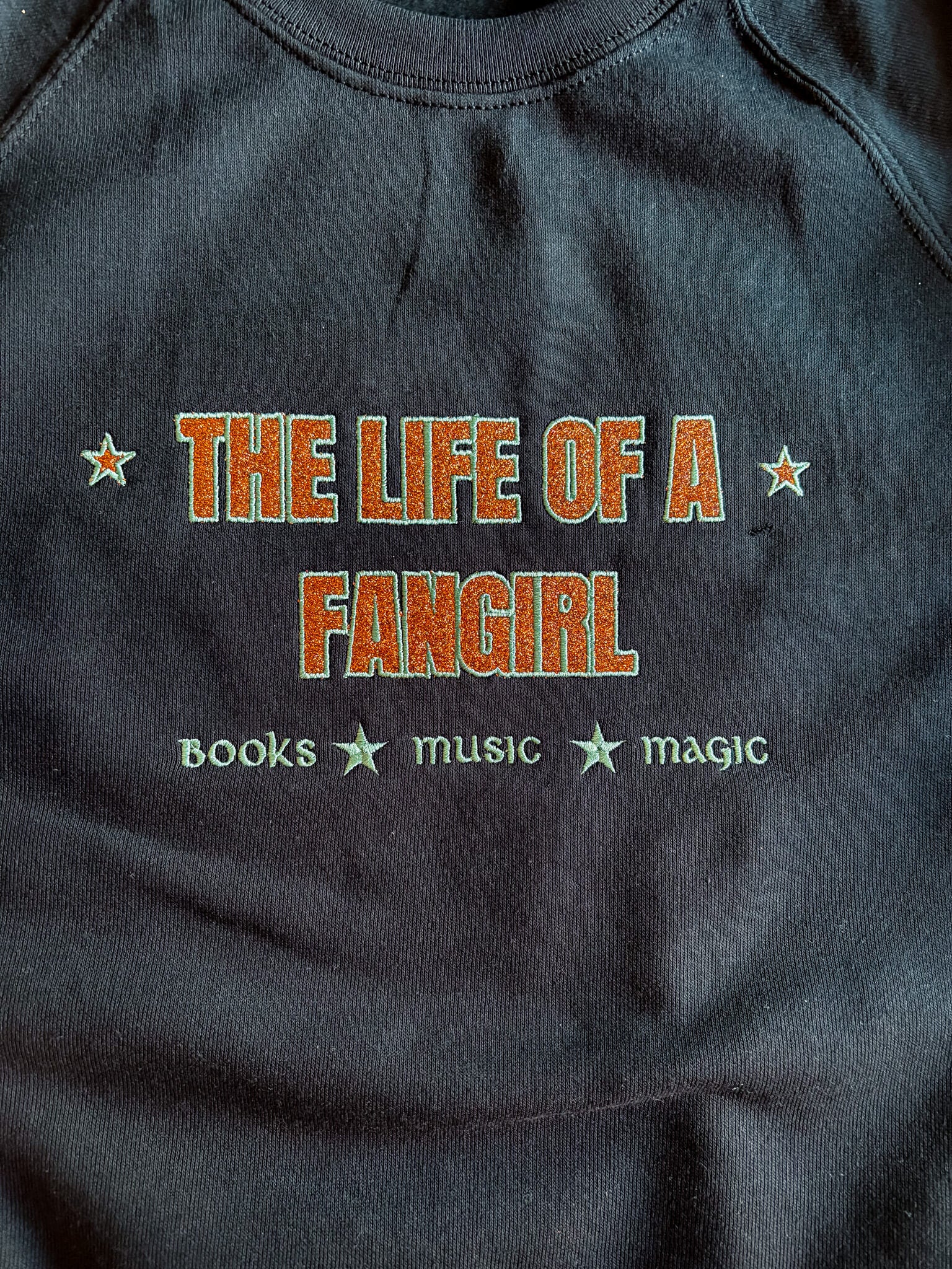 Life of a Fangirl Crew mit kleinem gestopftem Loch Größe M