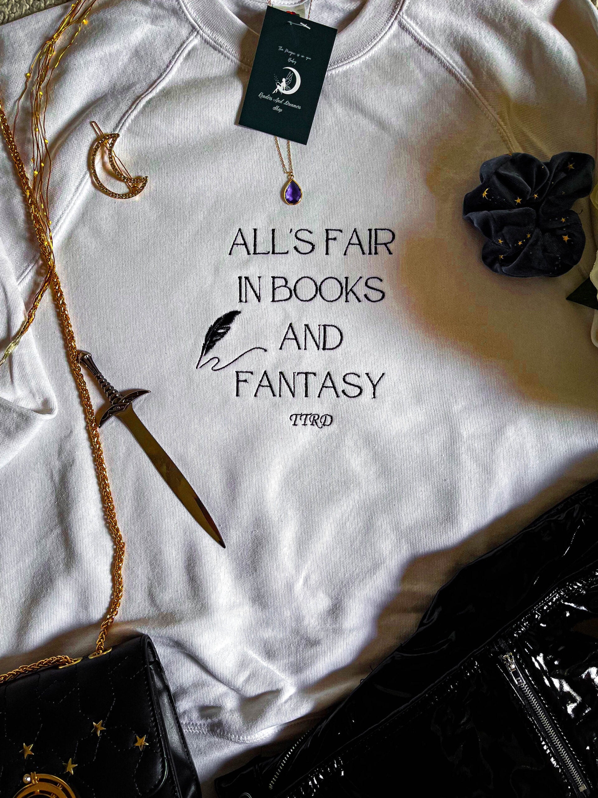 All´s fair in Books and Fantasy Crewneck S Weiß VORRÄTIG - Readers and Dreamers Shop