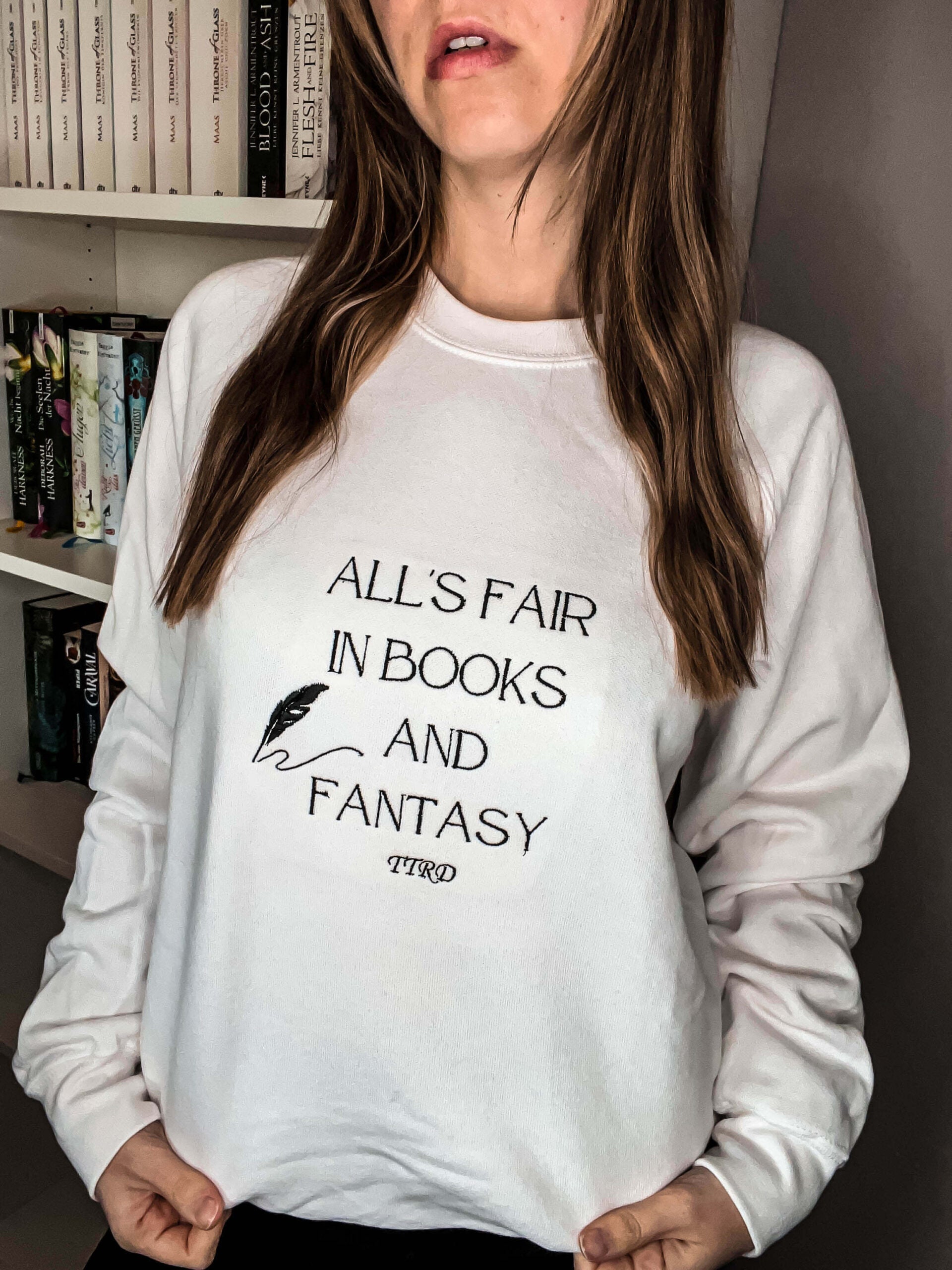 All´s fair in Books and Fantasy Crewneck S Weiß VORRÄTIG - Readers and Dreamers Shop