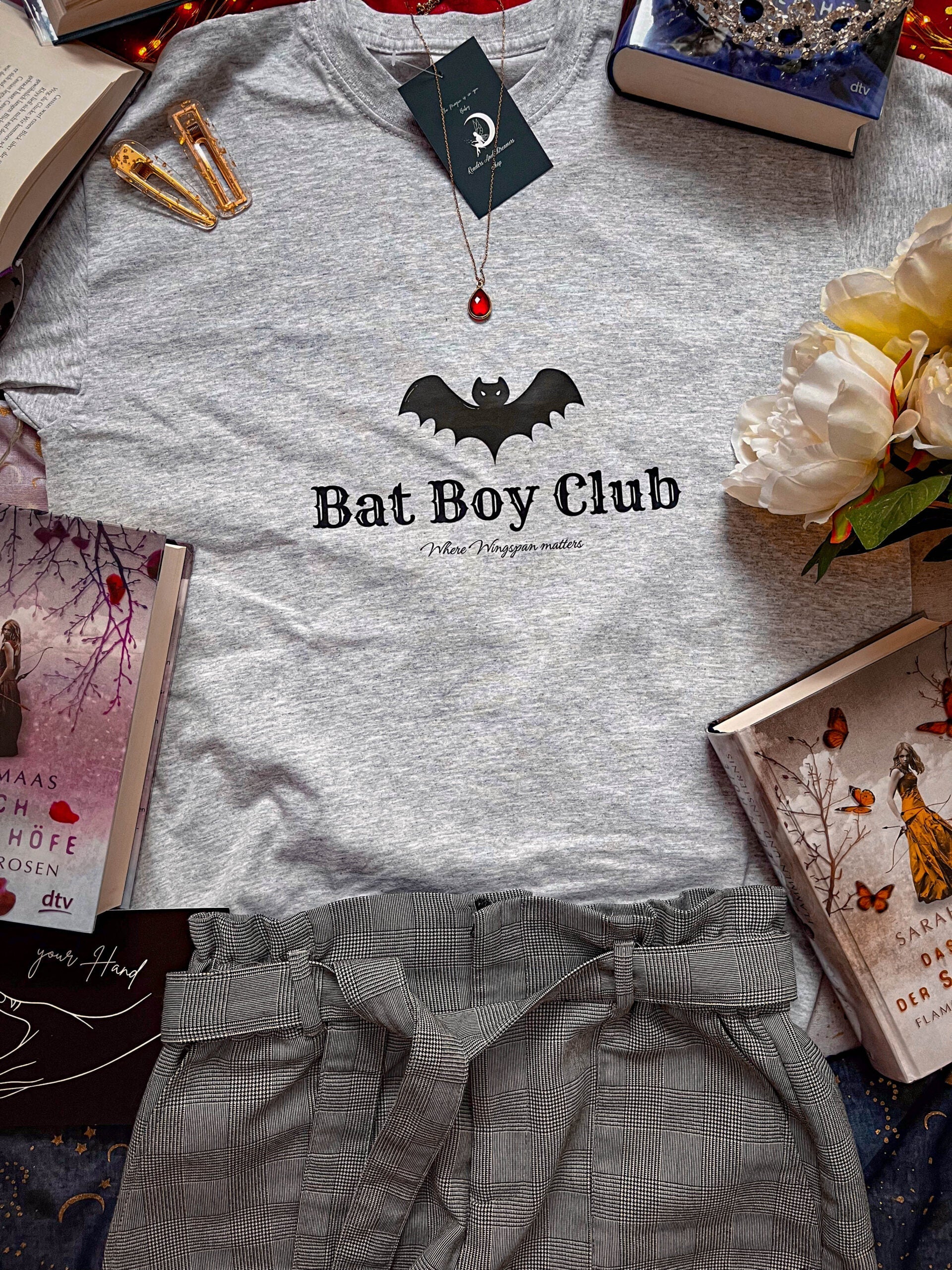 Bat Boy Club Austellungsstück Größe M - Readers and Dreamers Shop