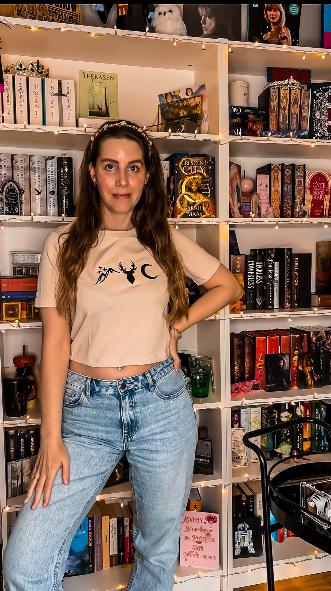 Bookish Universe Cropshirt - Readers and Dreamers Shop