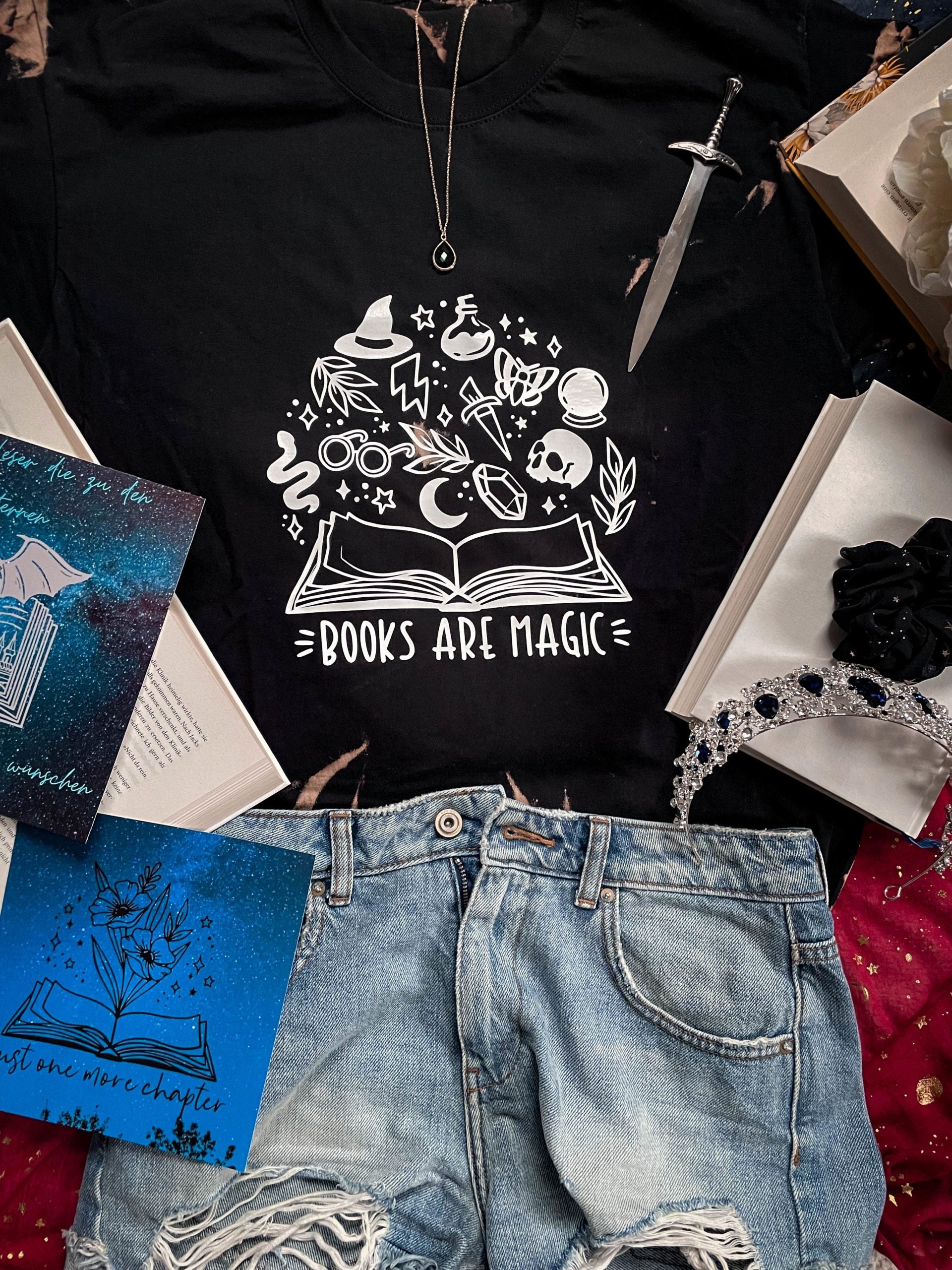 Books are magic Shirt/Crewneck