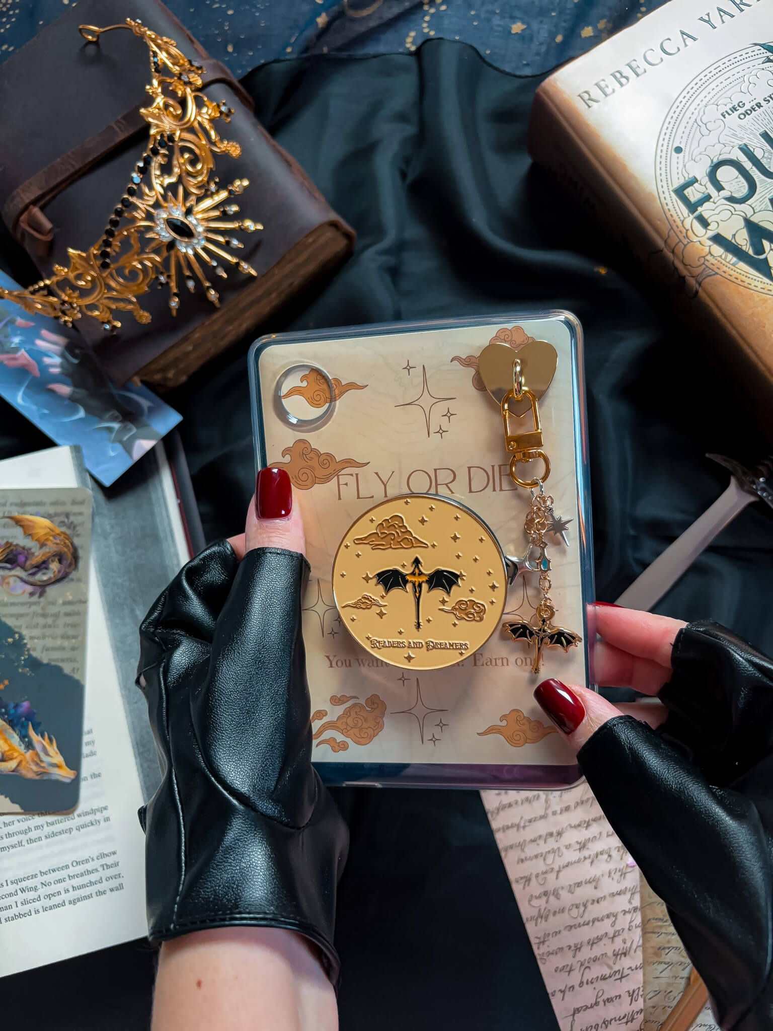 Charmkette Phone/eReader Fourth Wing - Readers and Dreamers Shop