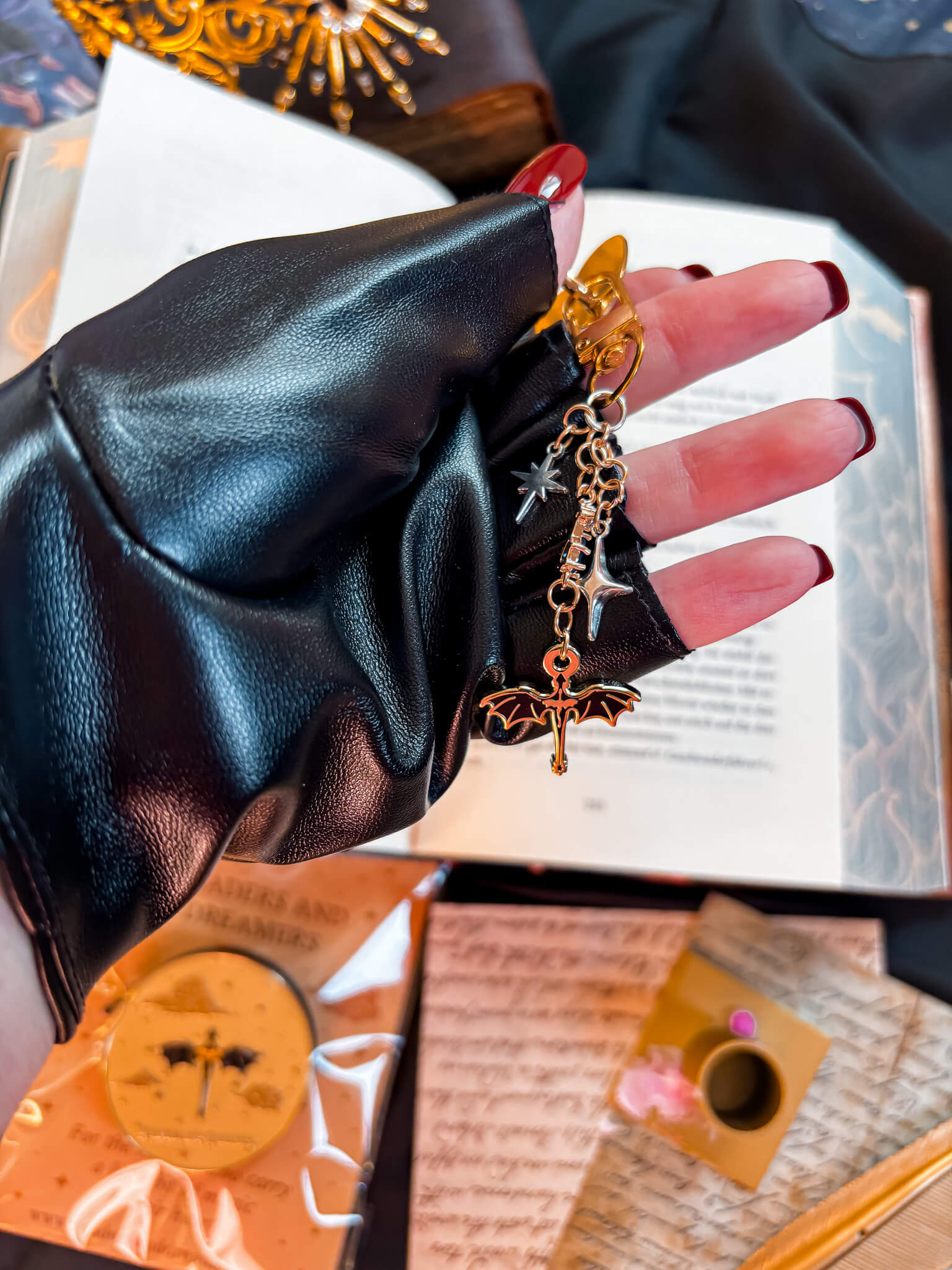 Charmkette Phone/eReader Fourth Wing - Readers and Dreamers Shop