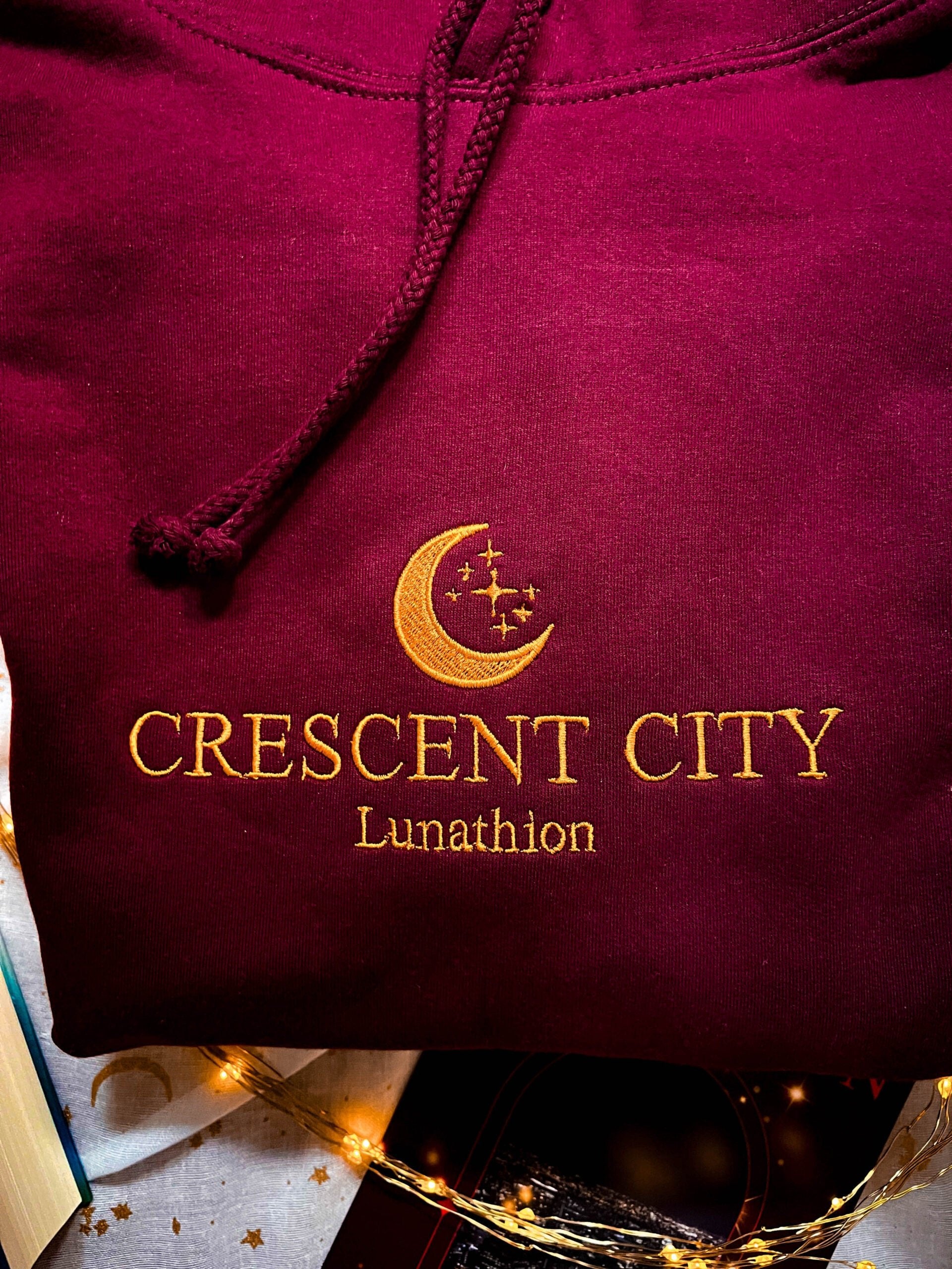 Crescent City bestickt - Readers and Dreamers Shop