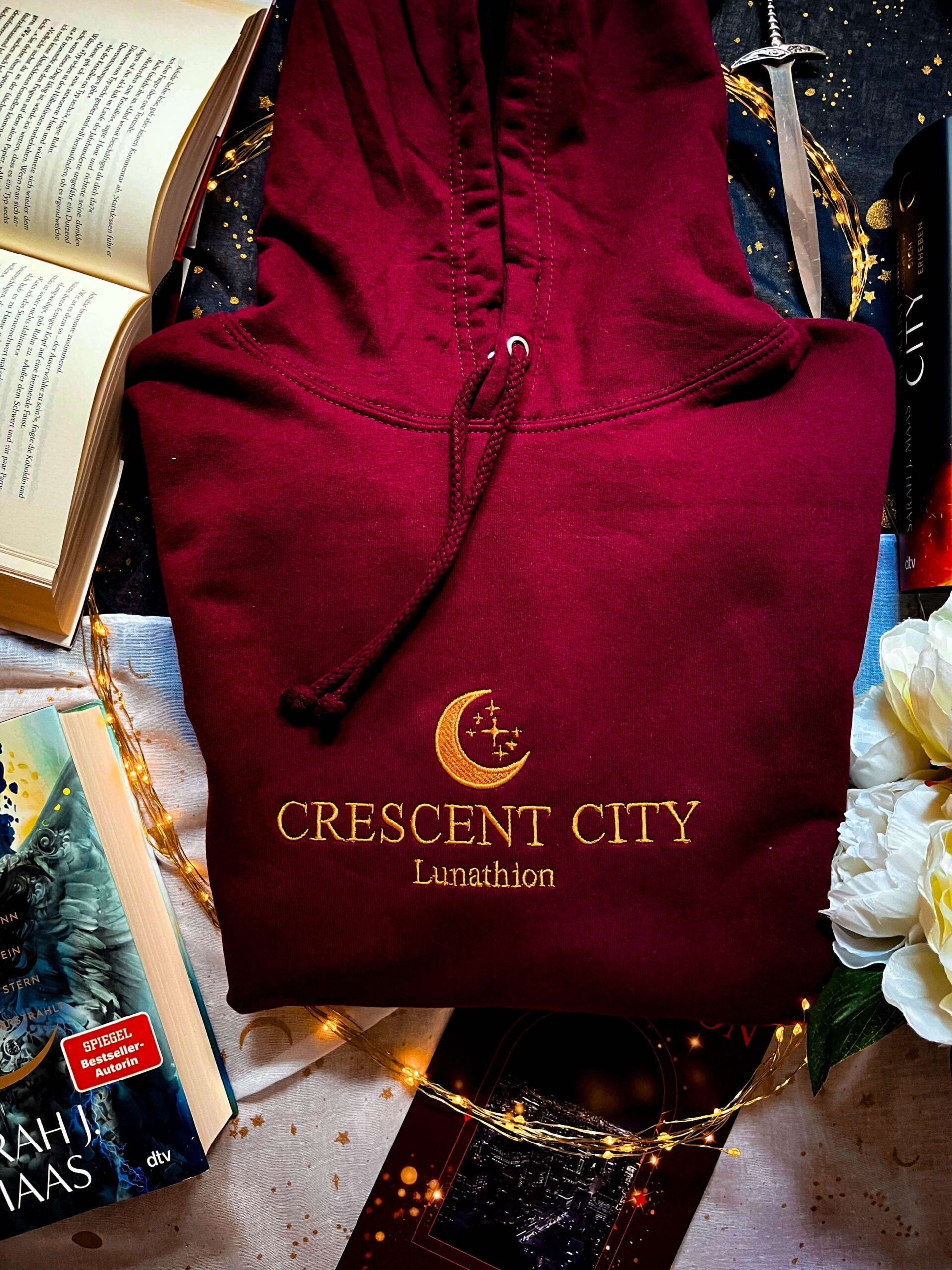 Crescent City bestickt - Readers and Dreamers Shop