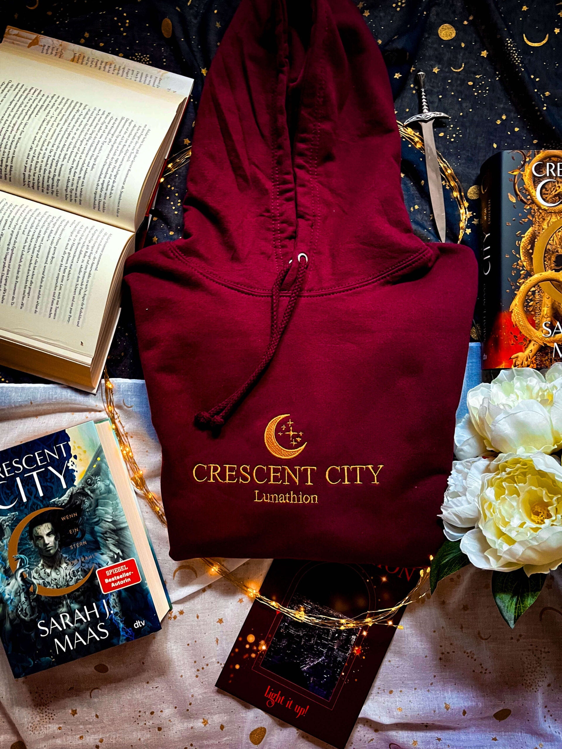 Crescent City bestickt - Readers and Dreamers Shop