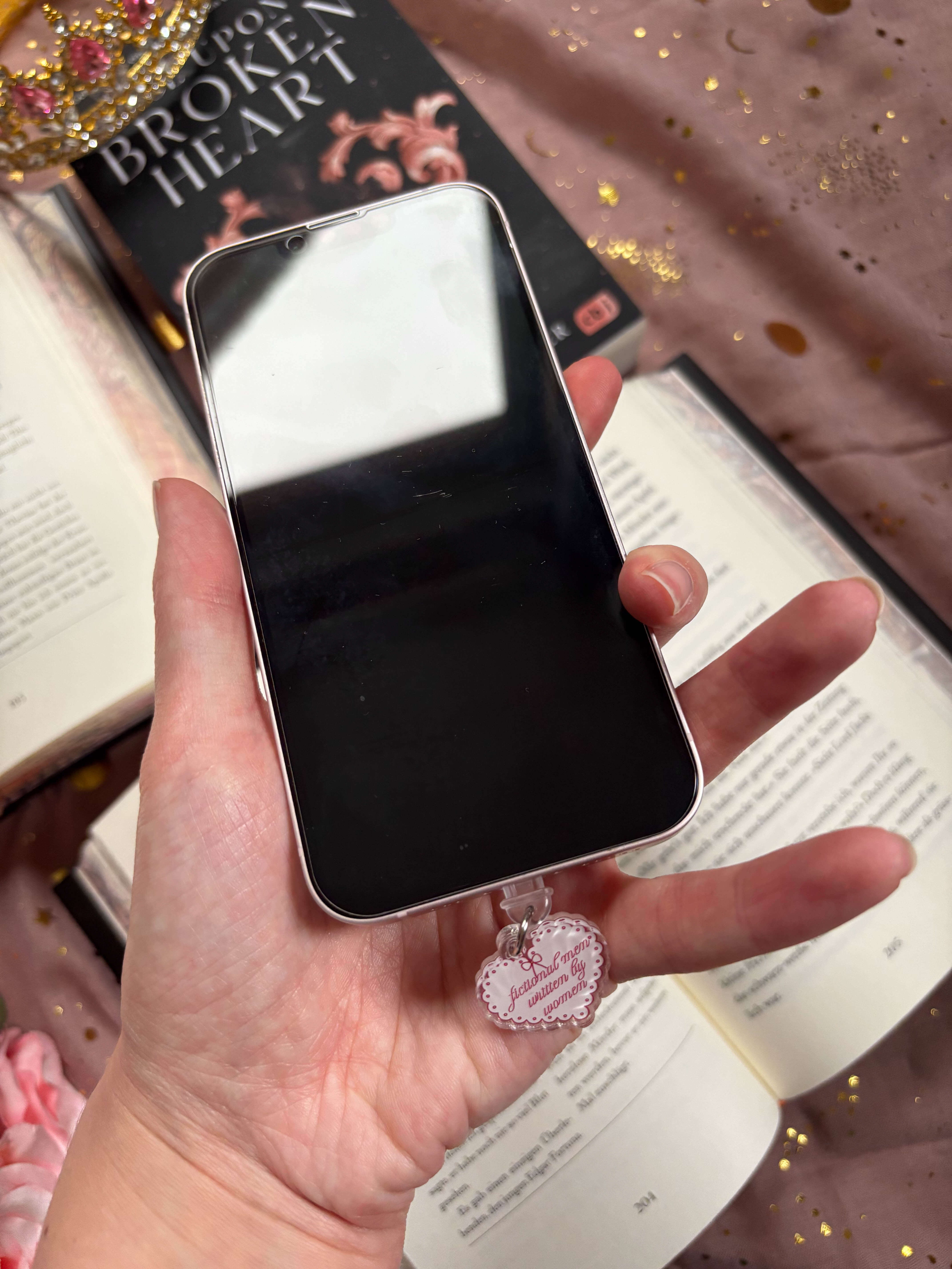 Dustplug Charm „fictional men written by woman“ (LIGHTNING) - Readers and Dreamers Shop