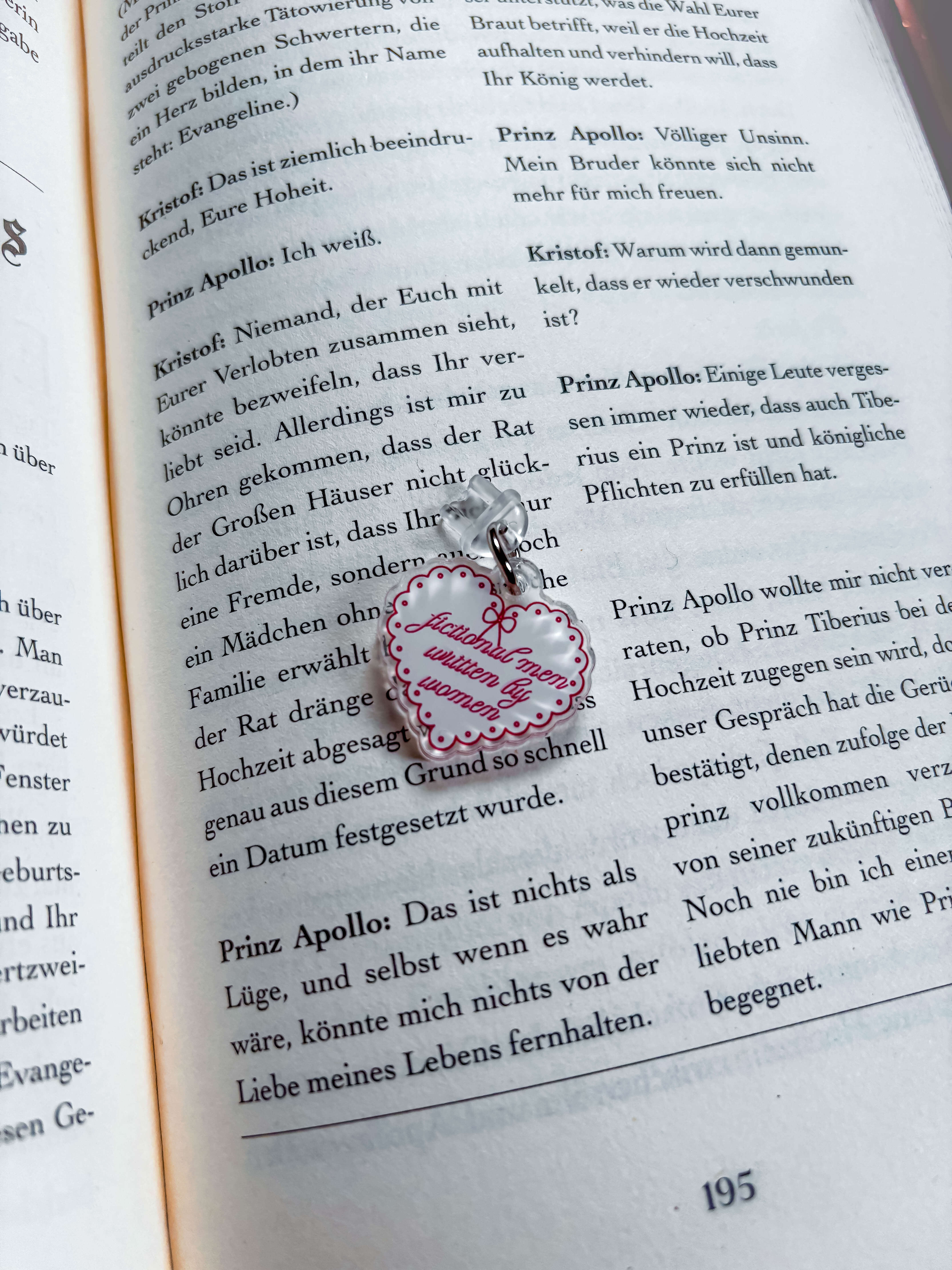 Dustplug Charm „fictional men written by woman“ (LIGHTNING) - Readers and Dreamers Shop