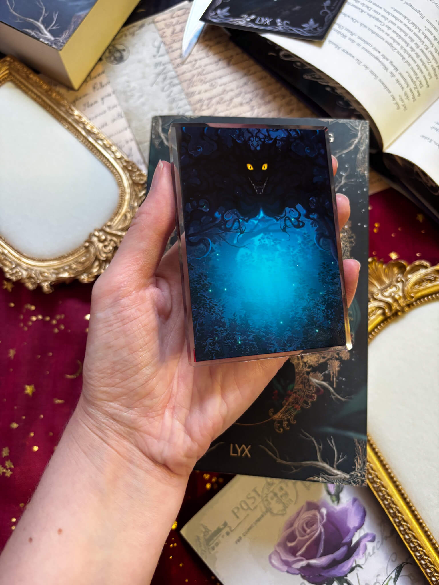 Elspeth and the Nightmare – Liquid Glitter Acrylic Aufsteller - Readers and Dreamers Shop