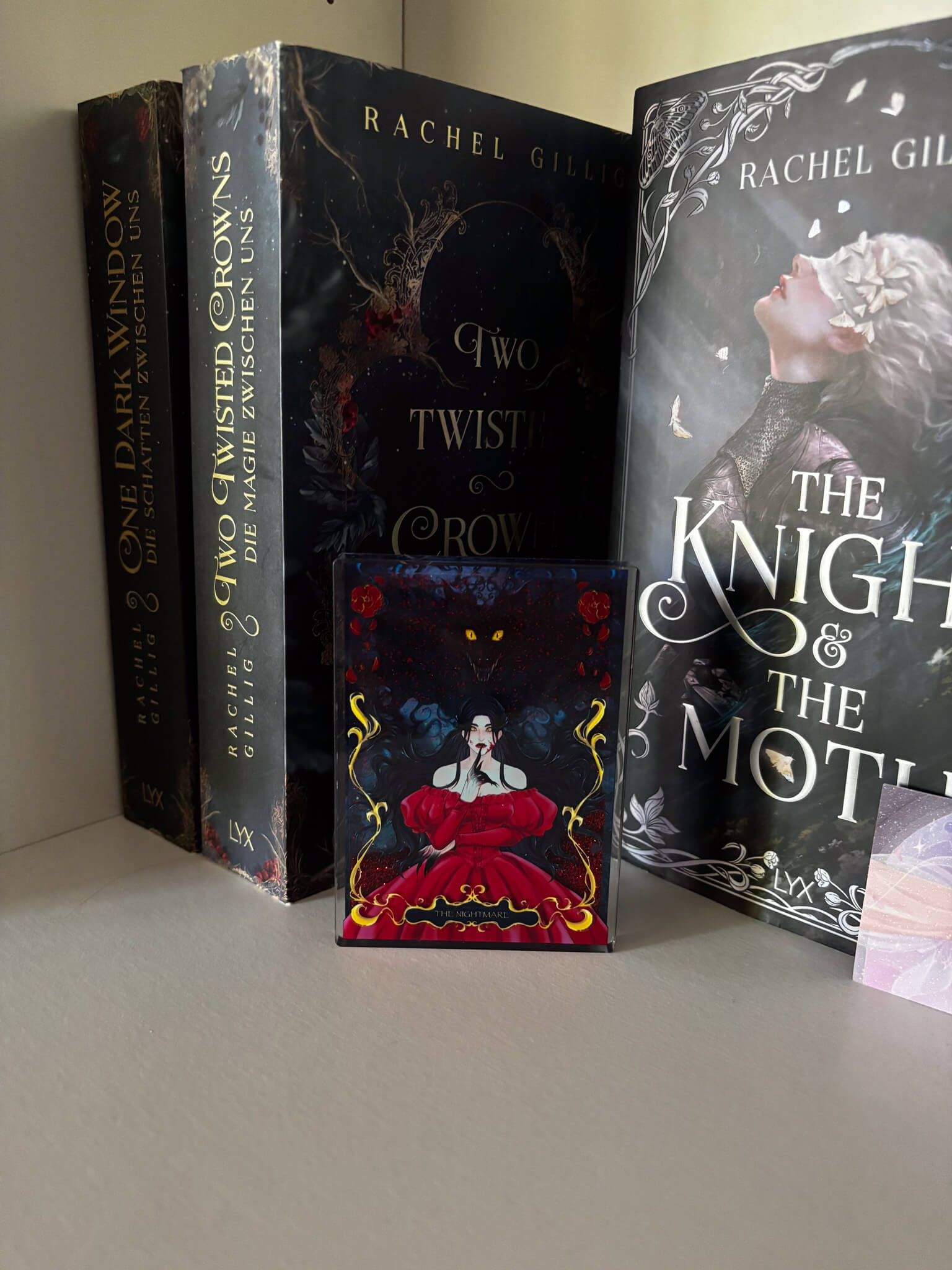 Elspeth and the Nightmare – Liquid Glitter Acrylic Aufsteller - Readers and Dreamers Shop