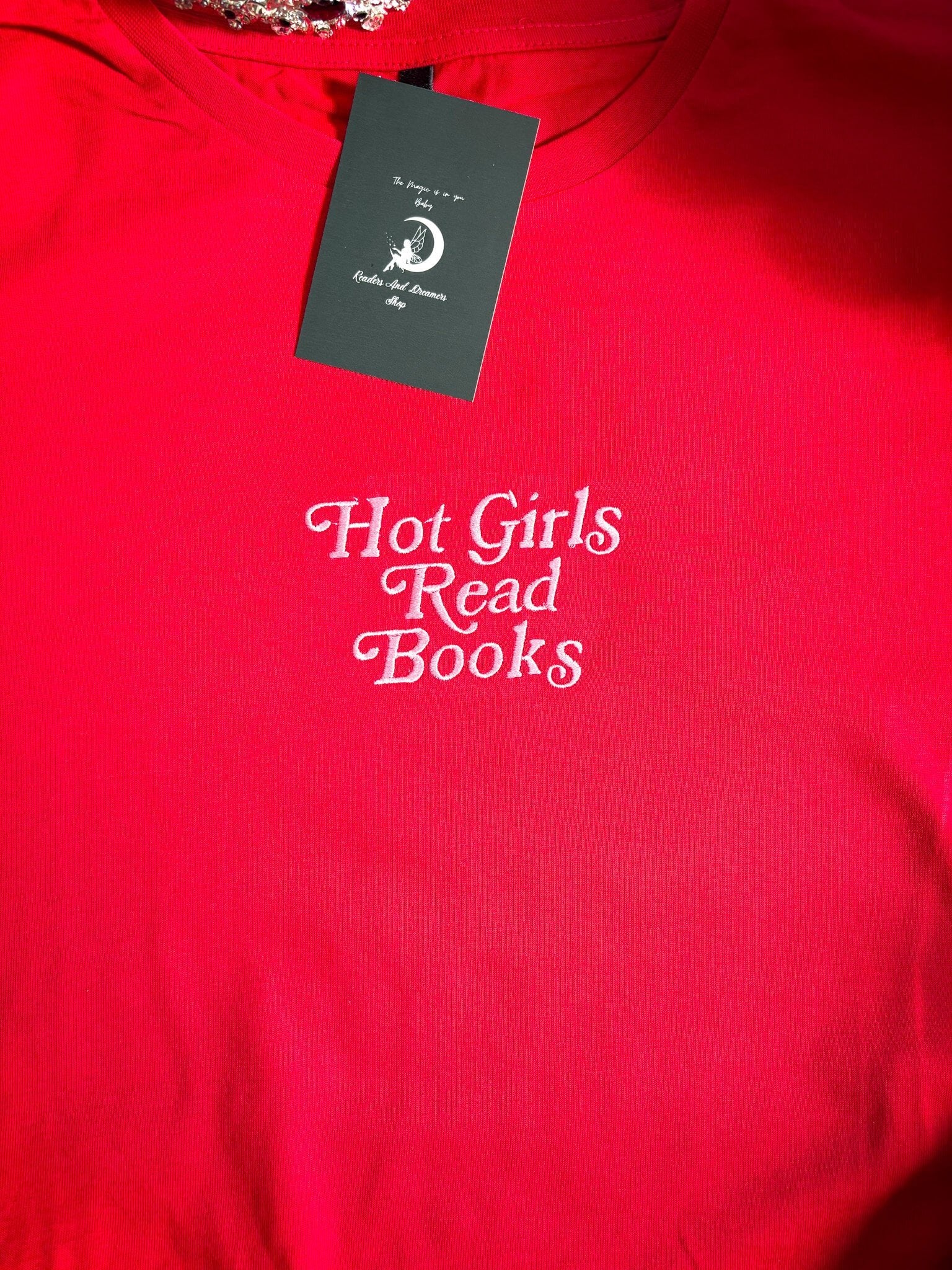Hot Girls read Books Cropshirt bestickt - Readers and Dreamers Shop