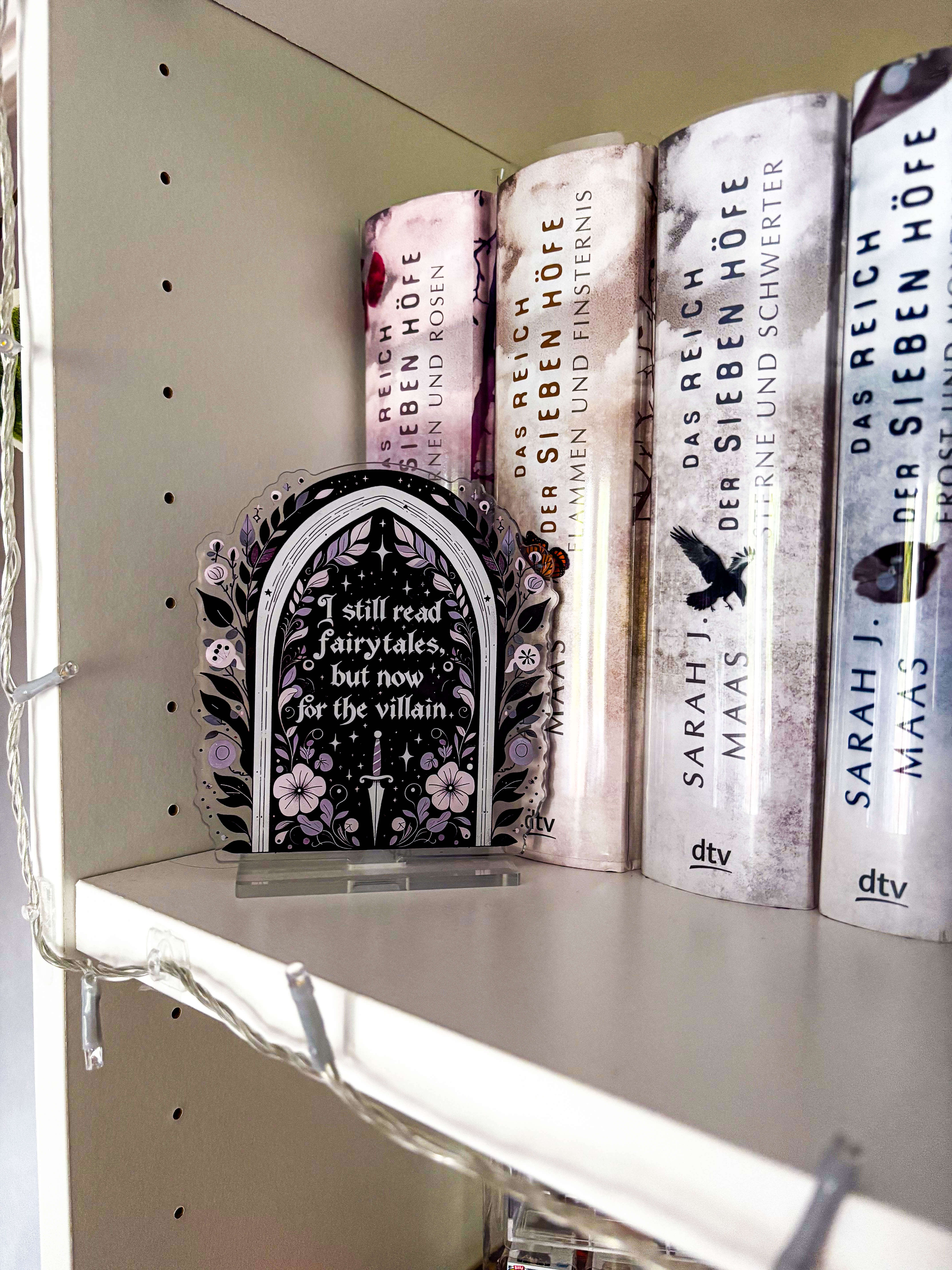 I still read fairytales Acrylic Aufsteller - Readers and Dreamers Shop