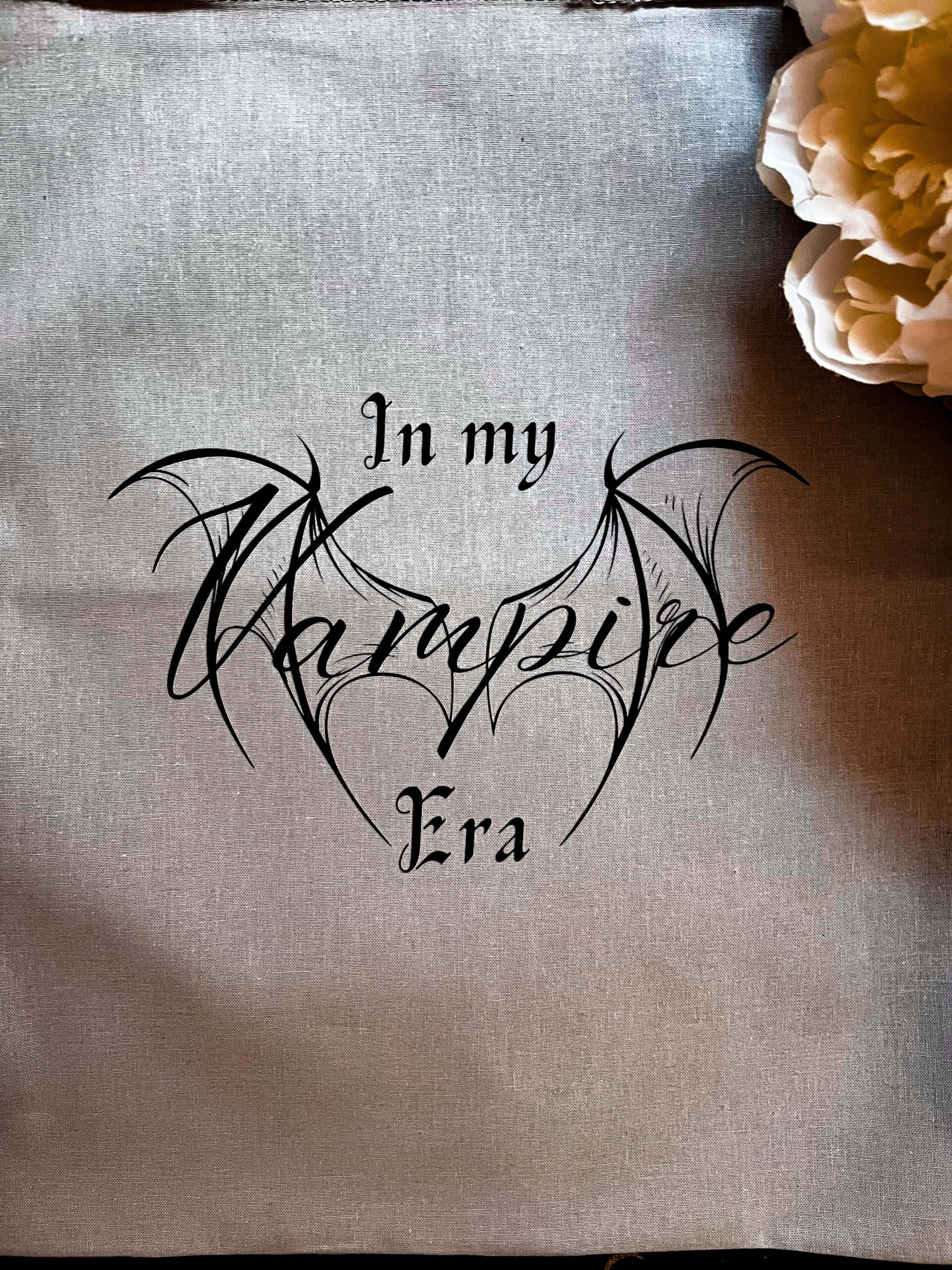 In my Vampire Era Baumwolltasche Austellungsstück