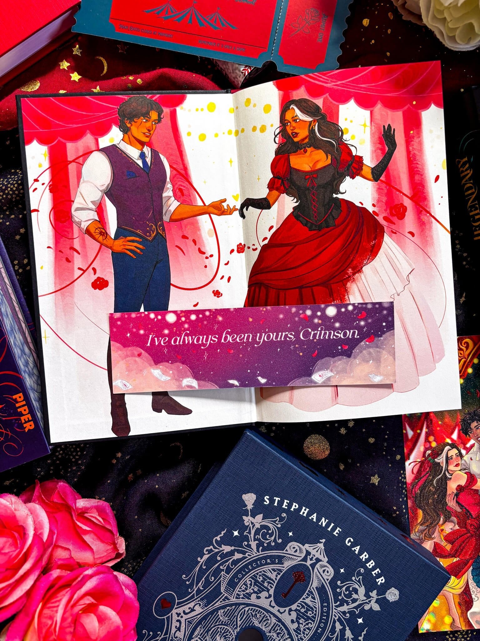 Julian and Scarlett - Touching Hands Lesezeichen - Readers and Dreamers Shop