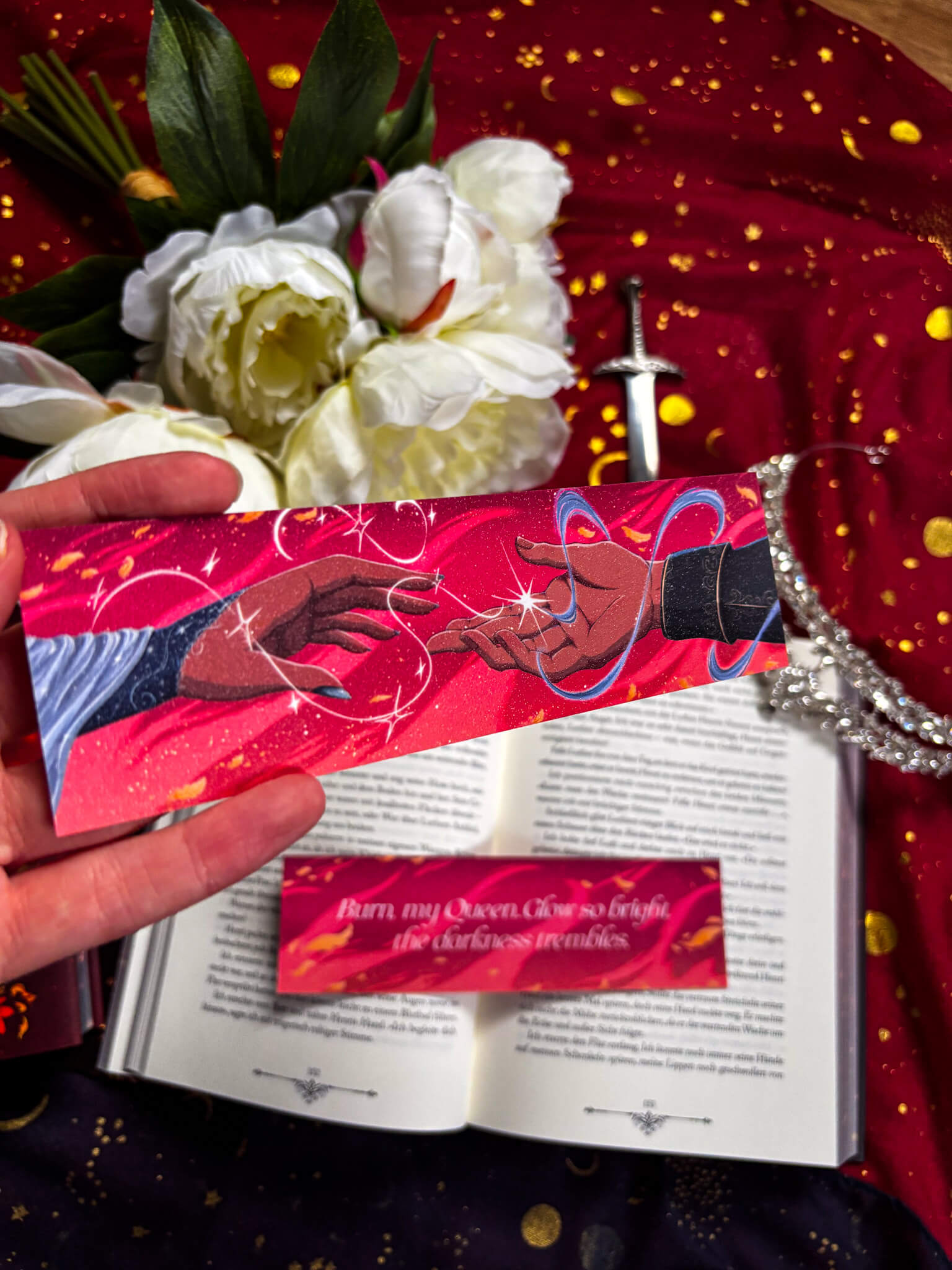 Luther and Diem - Touching Hands Lesezeichen - Readers and Dreamers Shop