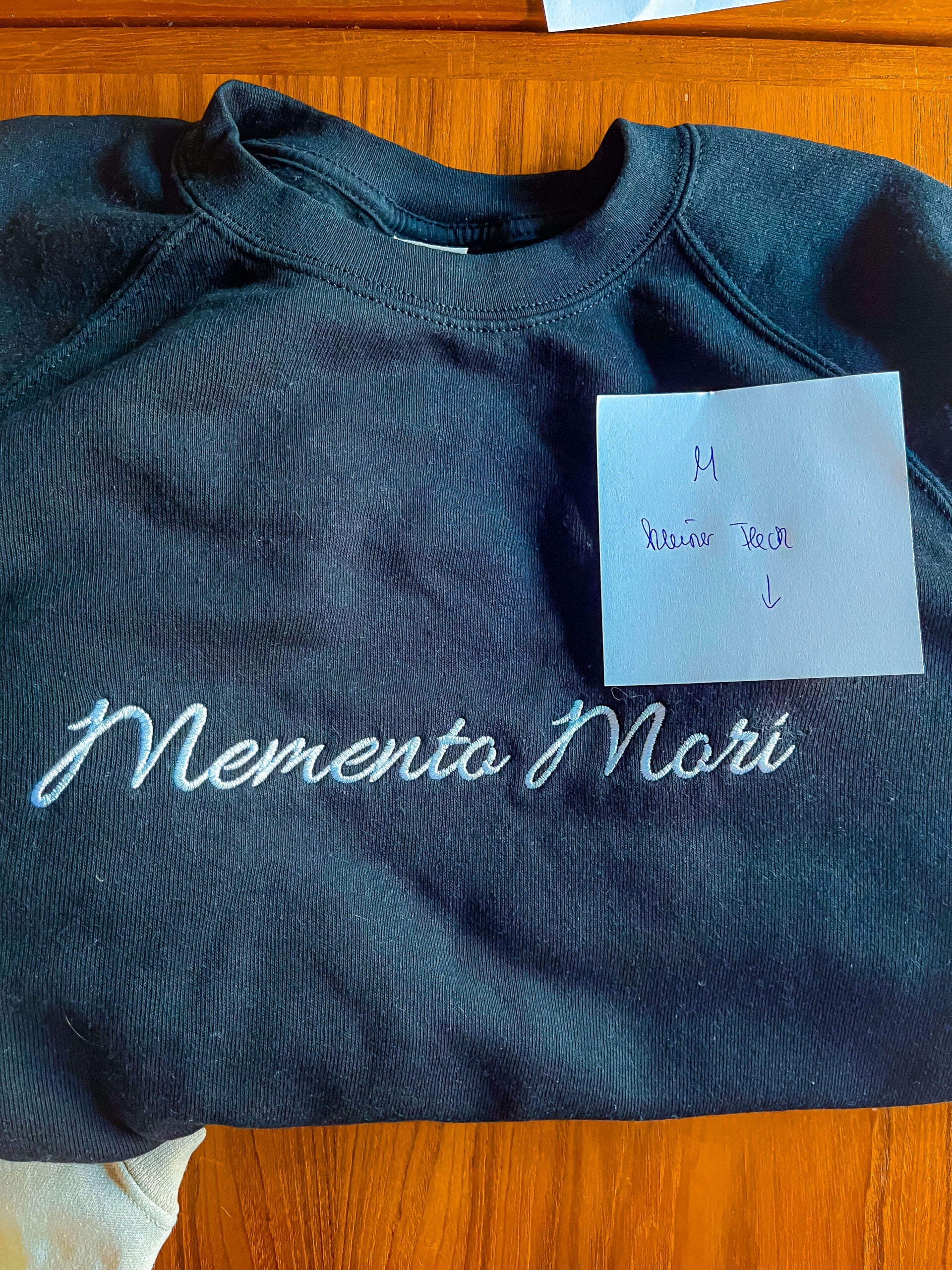Memento Mori bestickt Mängelexemplar Größe M Schwarz