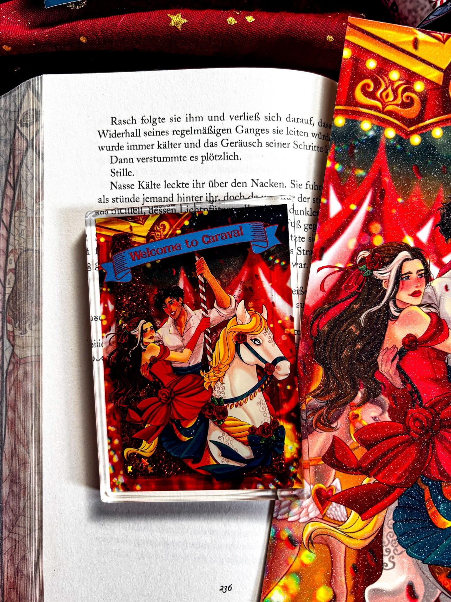 Scarlett and Julian – Liquid Glitter Acrylic Aufsteller - Readers and Dreamers Shop