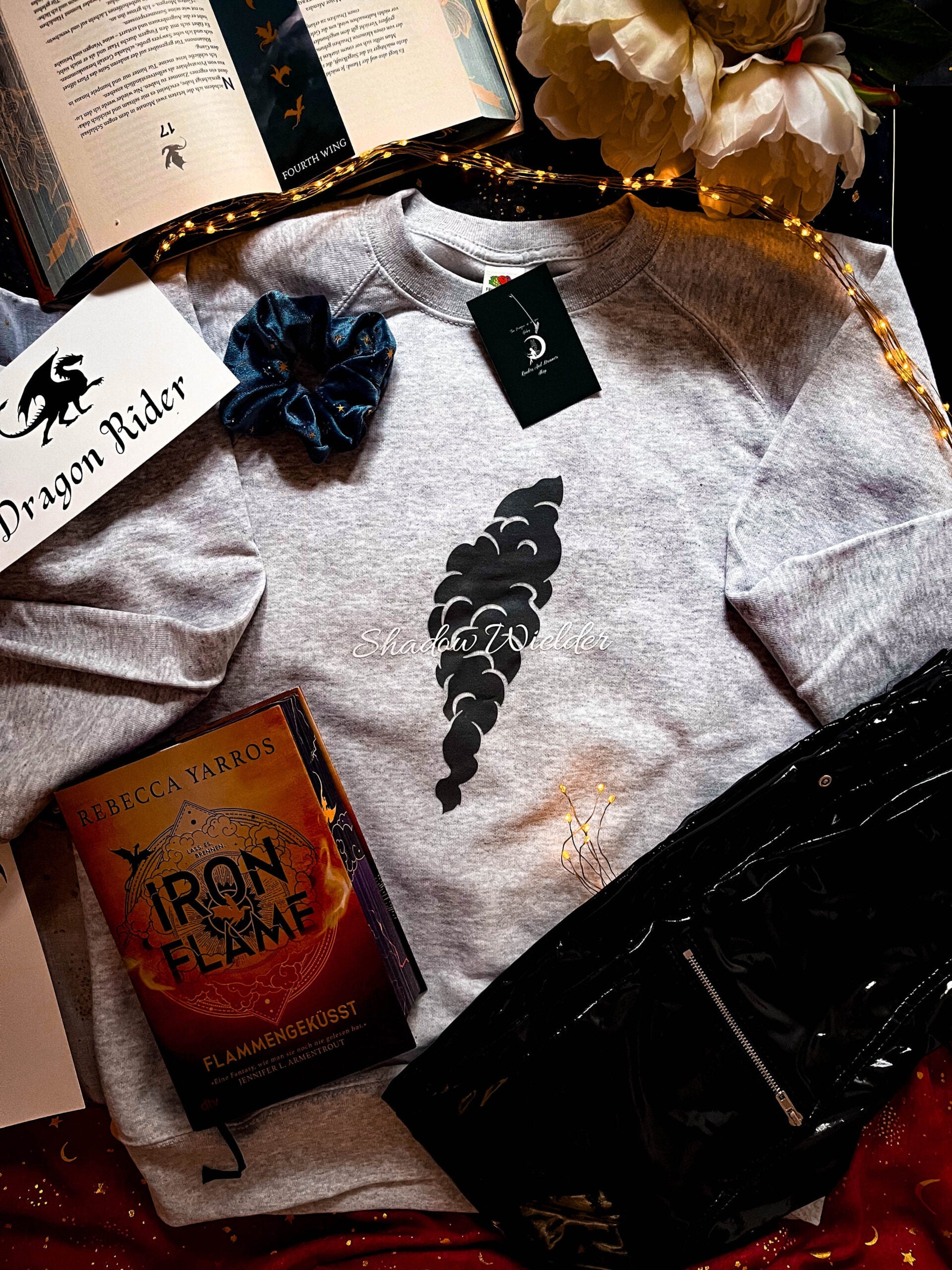 Shadow Wielder Austellungsstück Crewneck Größe M - Readers and Dreamers Shop