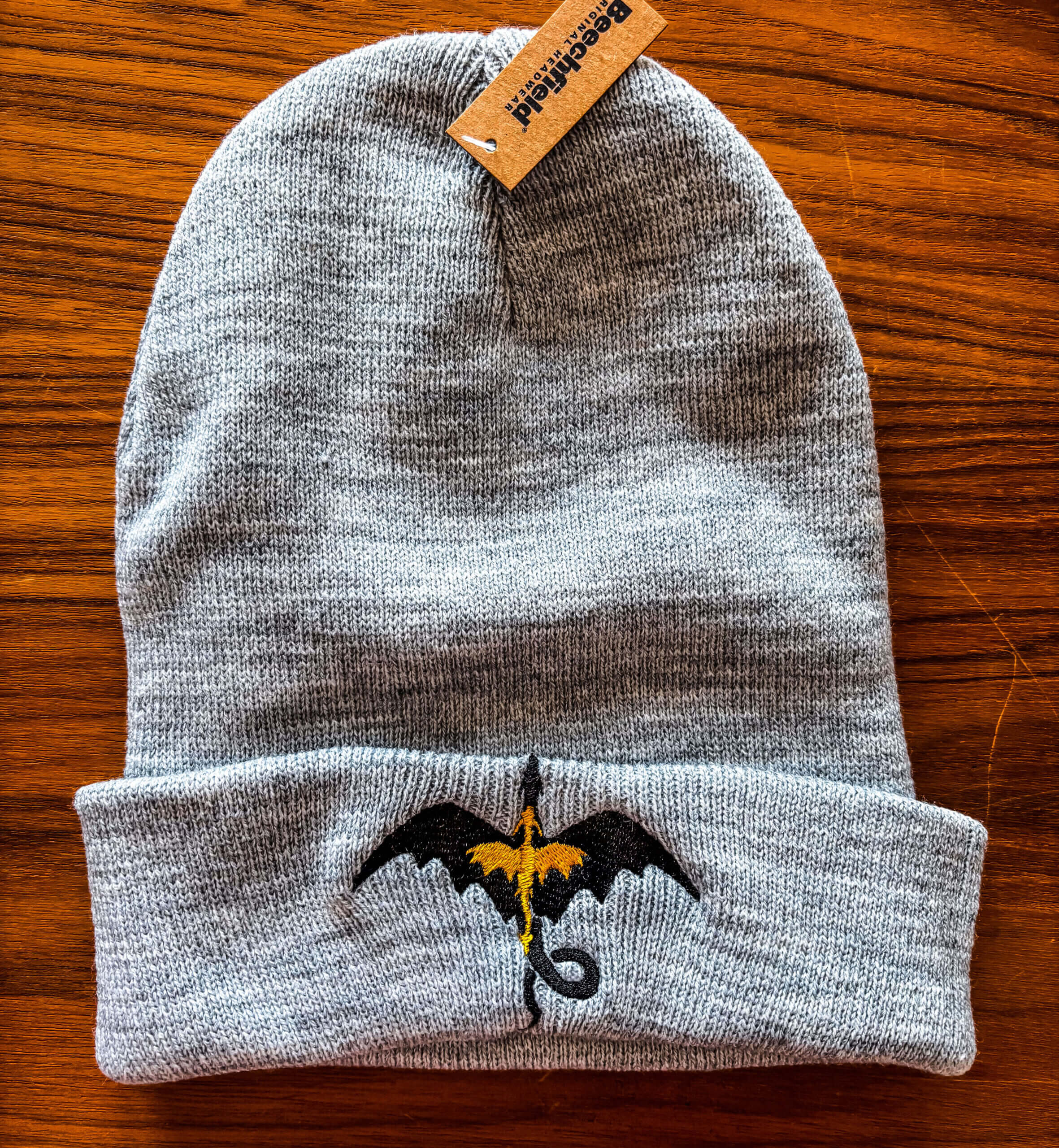 Tairn und Andarna Beanie Grau weit vorne aufgestickt - Readers and Dreamers Shop
