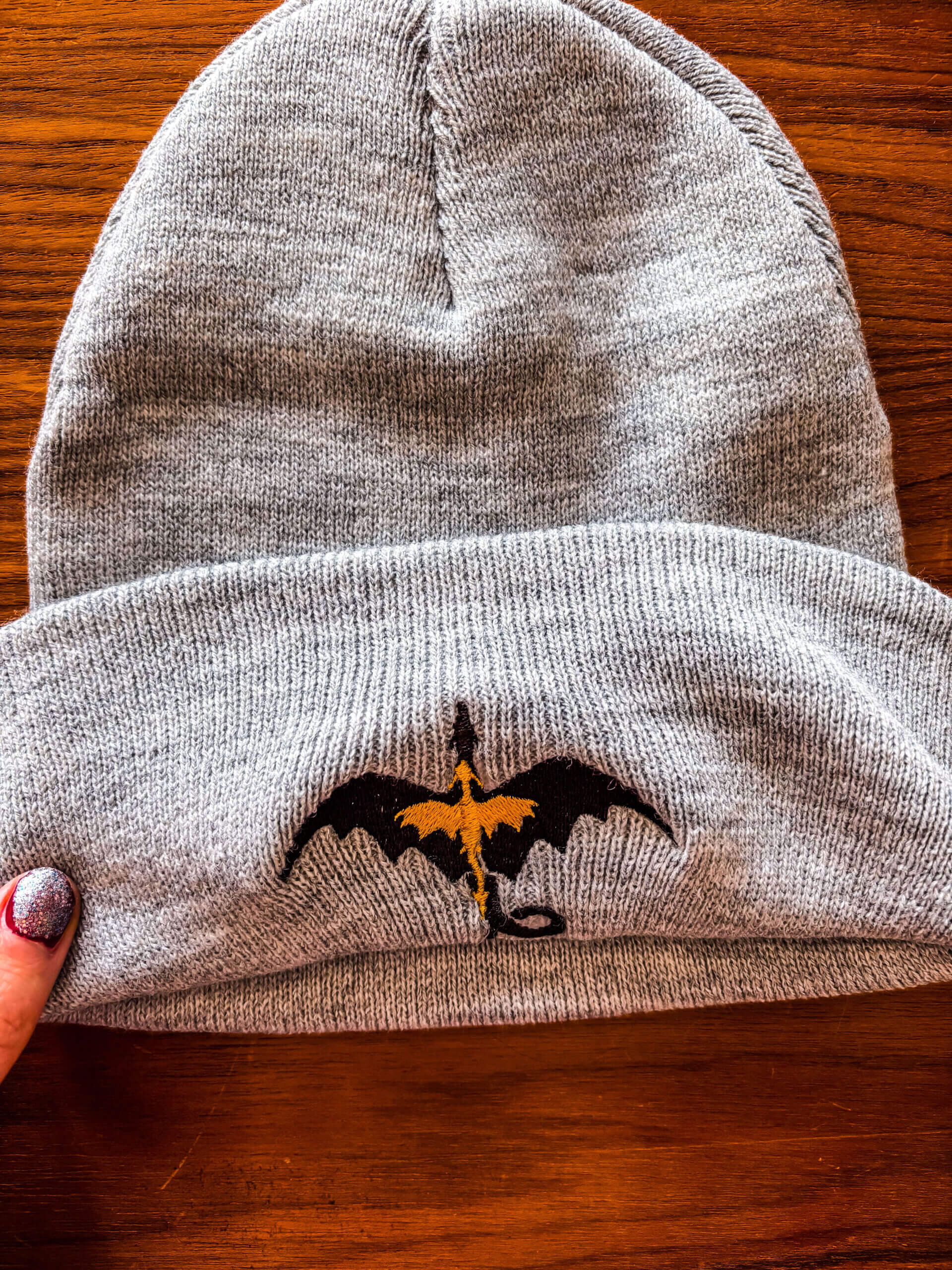 Tairn und Andarna Beanie Grau weiter hinten aufgestickt - Readers and Dreamers Shop